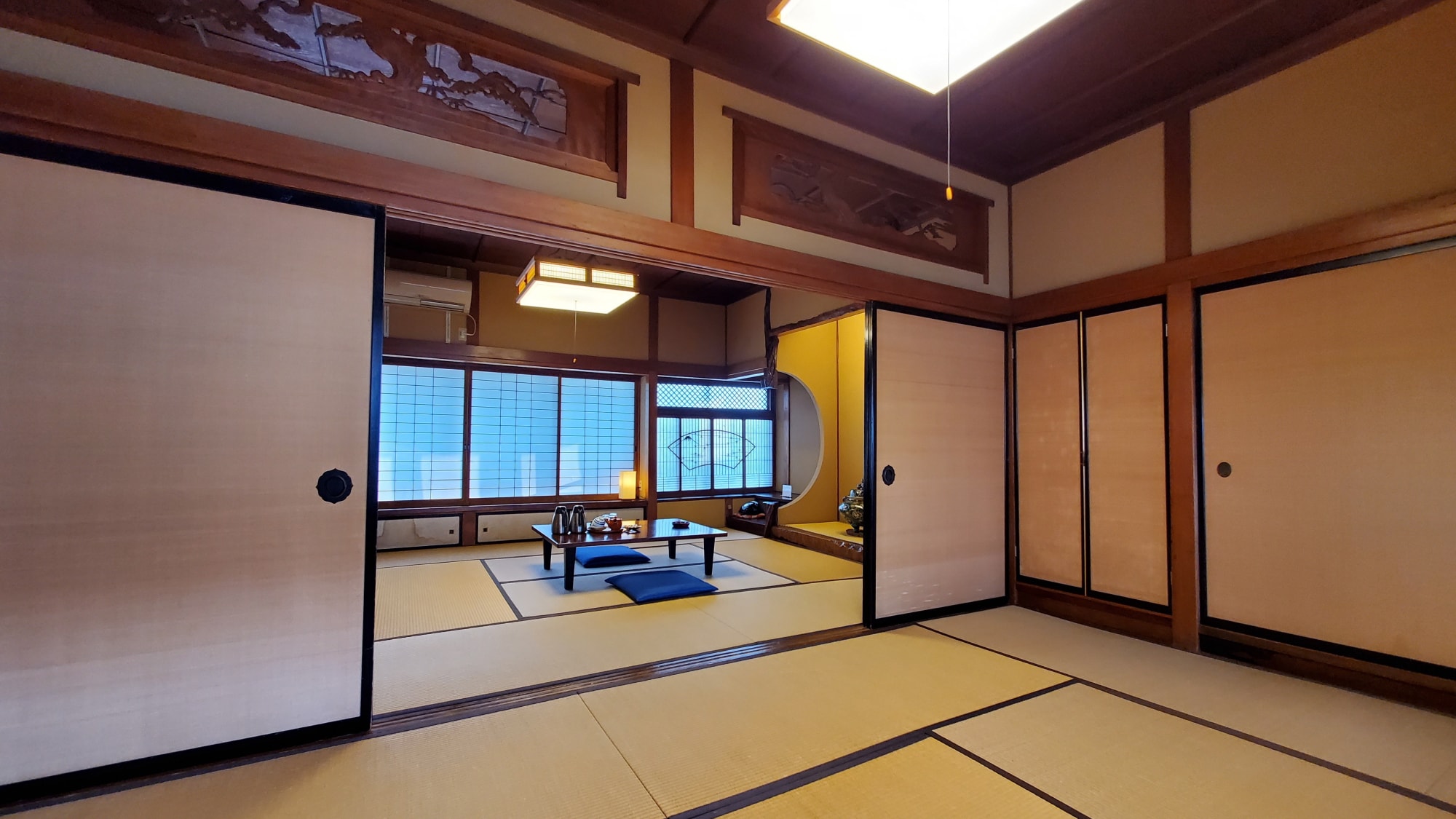 [Spacious 14 tatami Japanese-style room] The two rooms are connected together, and can be separated from the bedroom by a sliding door.