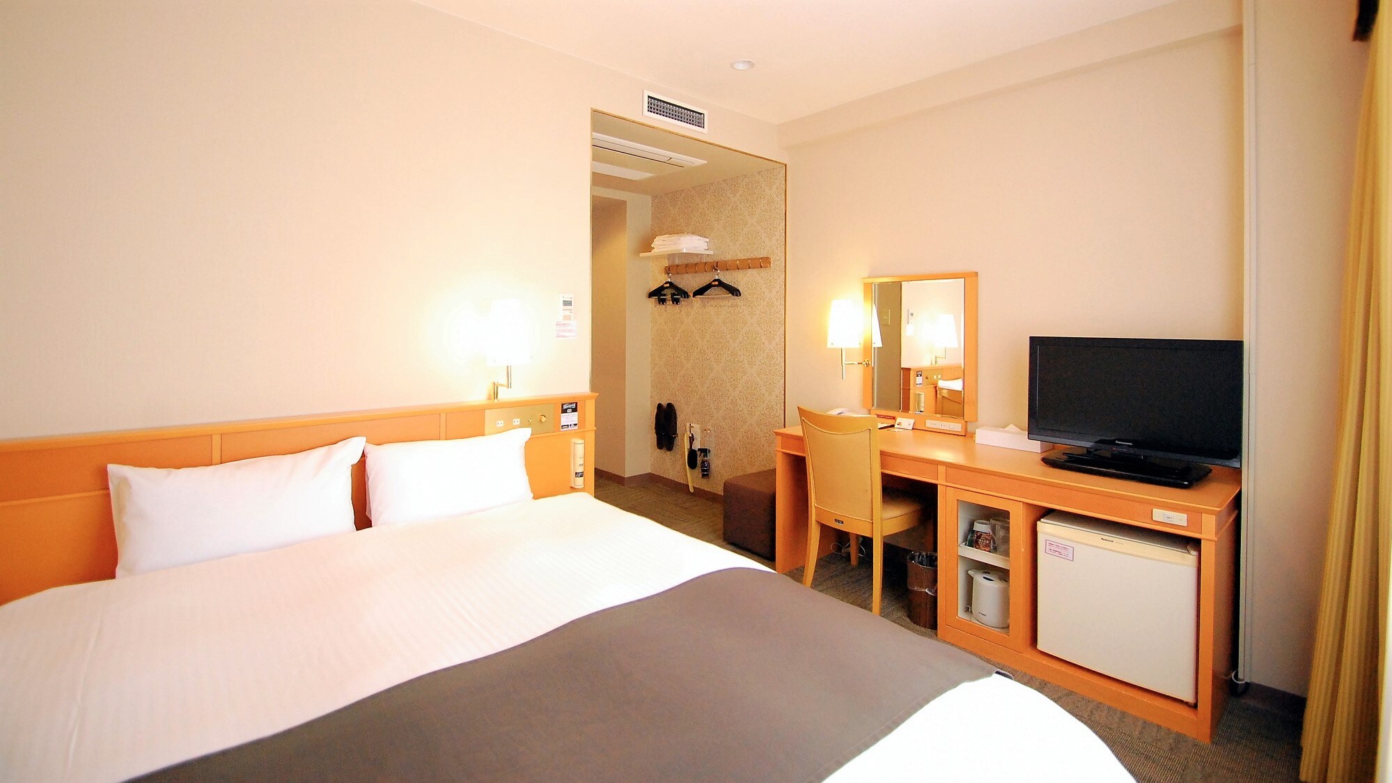 Double room / 160cm width / Unit bath (with bathtub) approx. 15 square meters / Desk-type