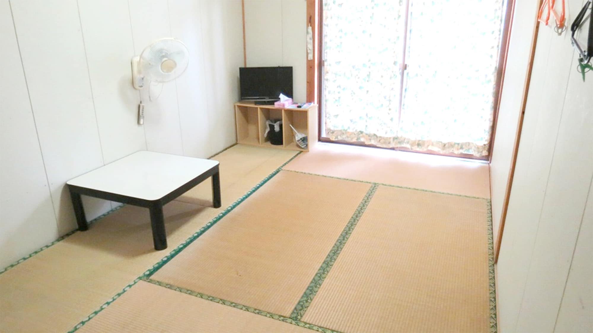 ・[Example of a 6-tatami Japanese-style room] Perfect for a small group of people.