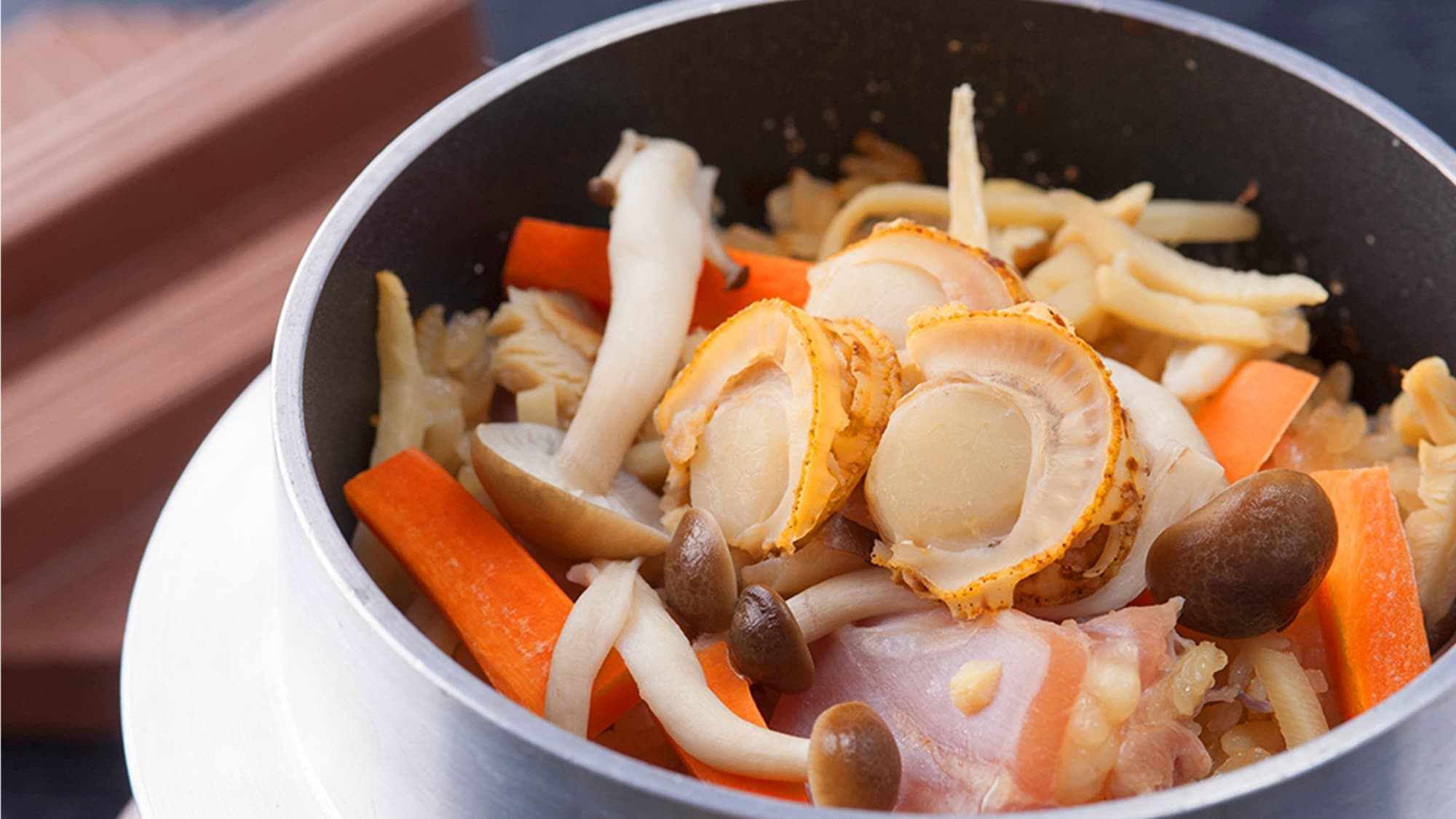 Kamameshi using seasonal scallops
