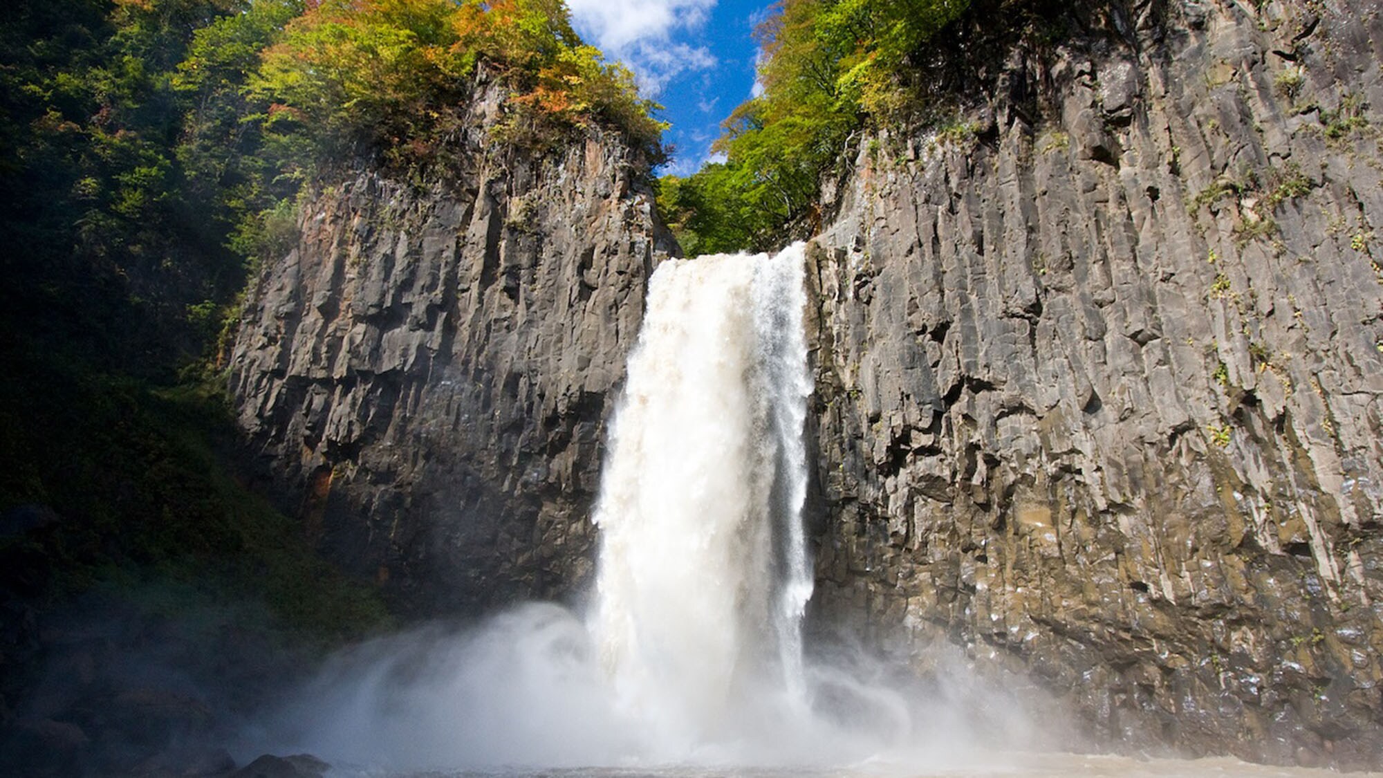 ・[น้ำตกแนเอนะ] น้ำตกที่ทรงพลังนั้นน่าประทับใจ และประเด็นก็คือคุณสามารถเพลิดเพลินกับทิวทัศน์ที่แตกต่างกันไปตามฤดูกาล