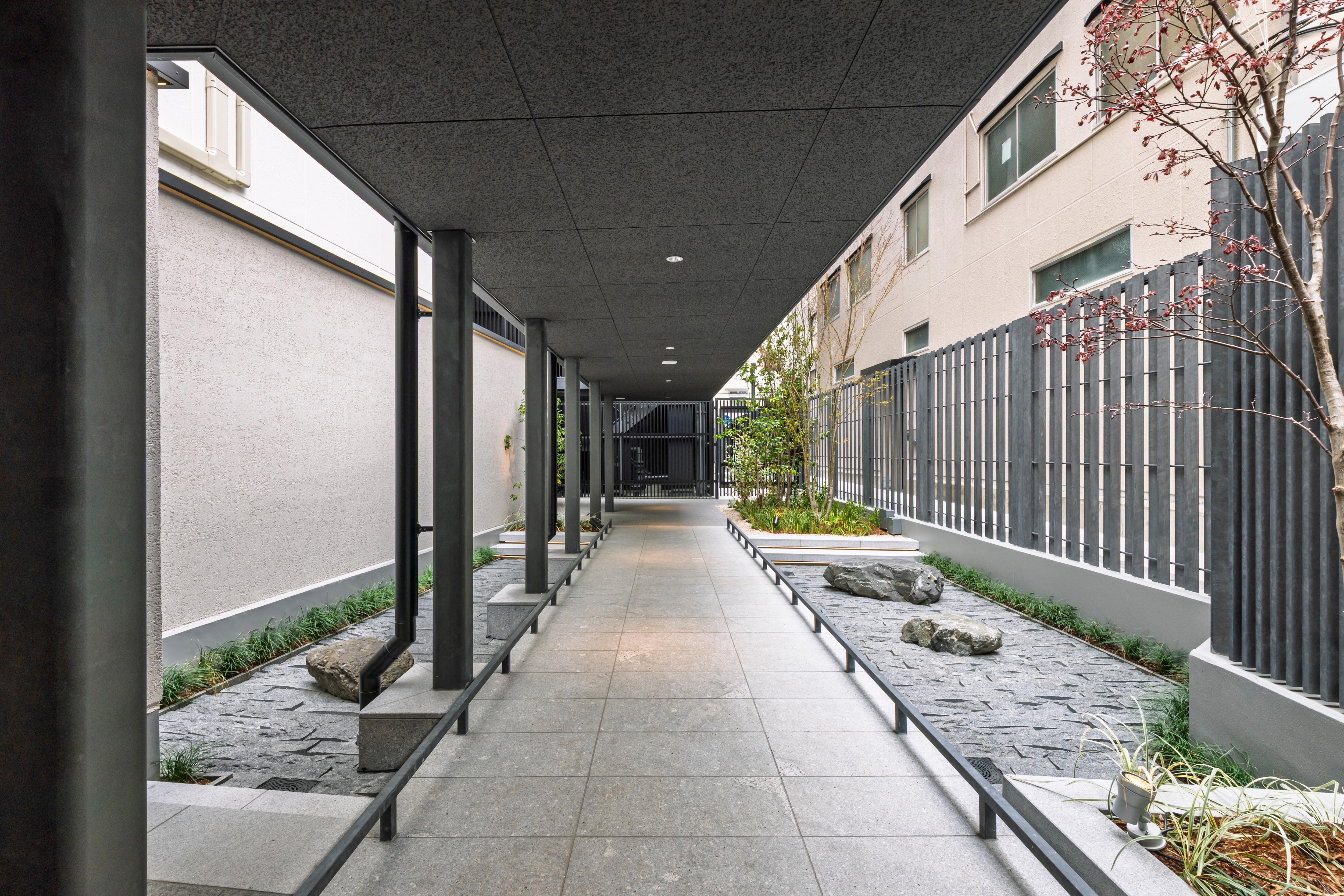 【街心花园】连接接待楼与宾客楼的街心花园，仿照大阪的“筋”（日本传统街道）建造。