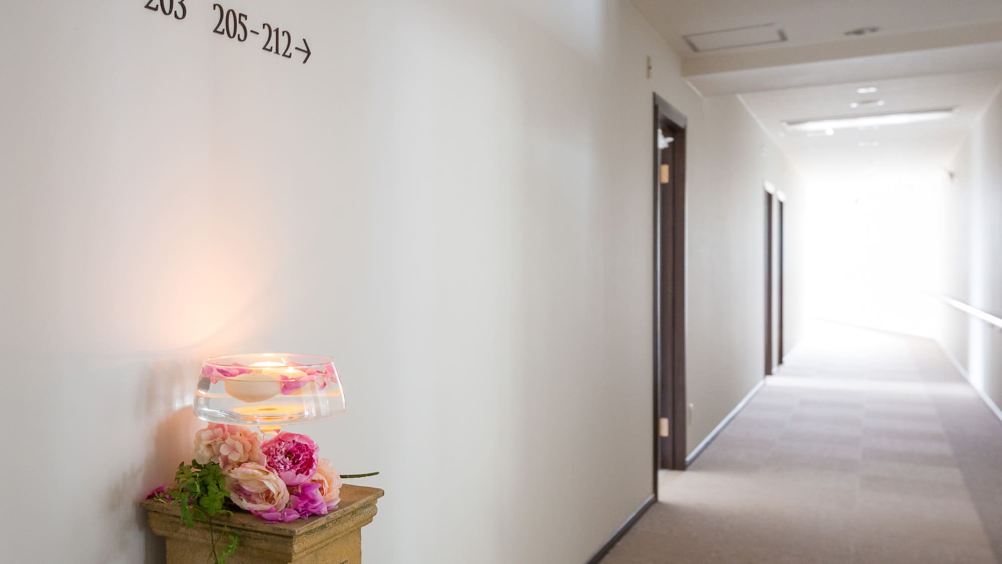 ・[Corridor in the hall] The hall is filled with a sense of cleanliness based on white