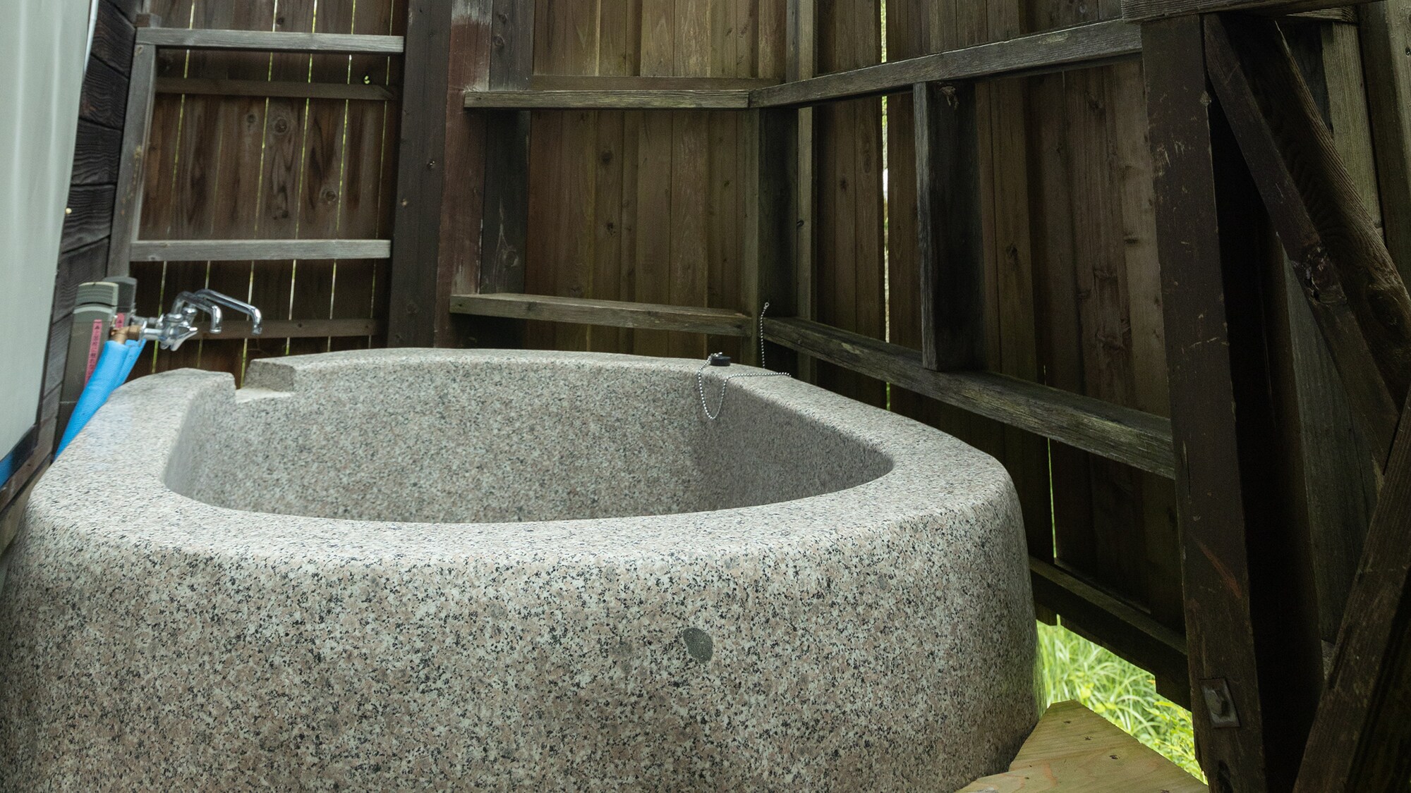 ตัวอย่างห้องอาบน้ำแบบเปิดโล่ง : บ้านเดี่ยวที่มีห้องอาบน้ำแบบเปิดโล่ง (ไม่เปิดให้บริการในช่วงฤดูหนาว)