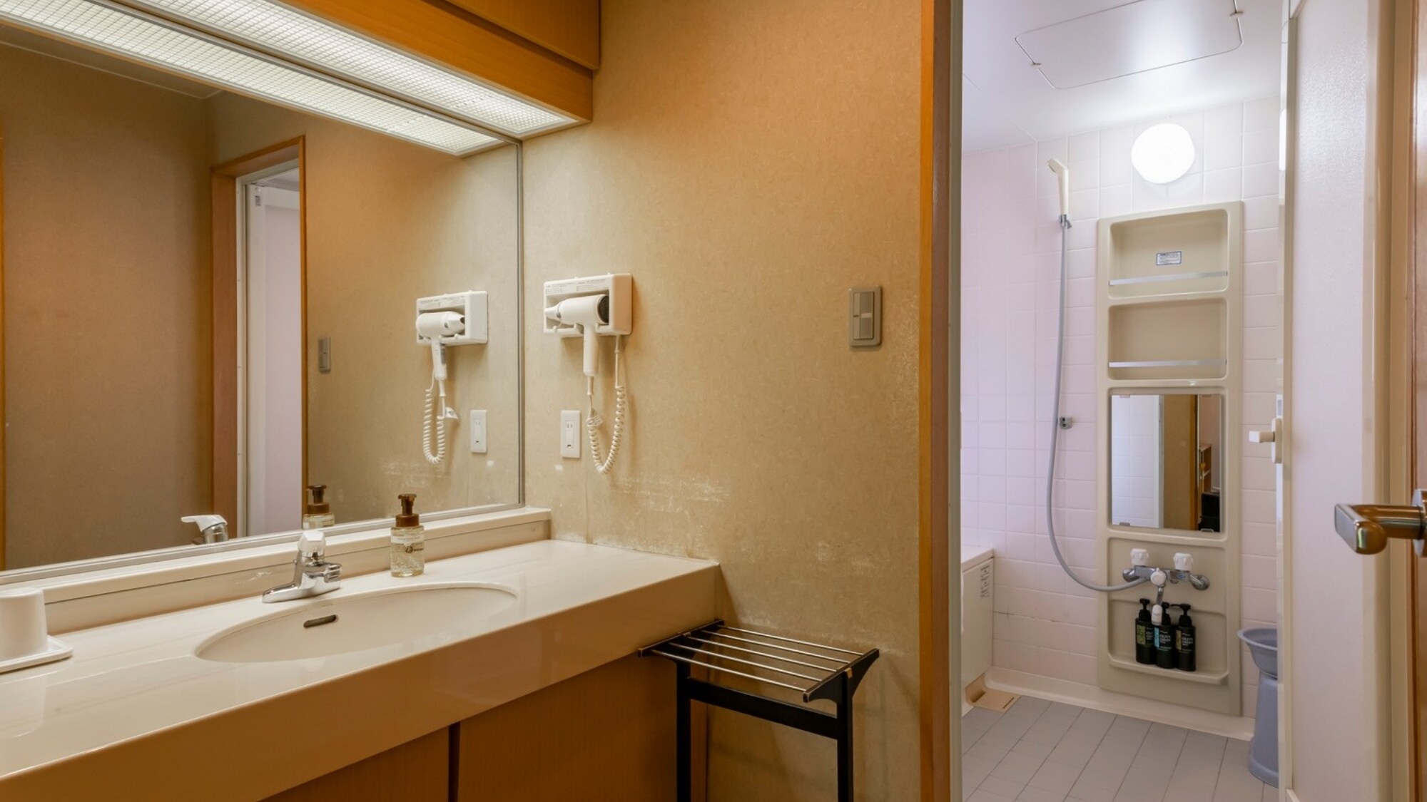 [Loose basic Japanese-style room (washroom)] Because it is spacious, you can afford to get dressed in the morning.