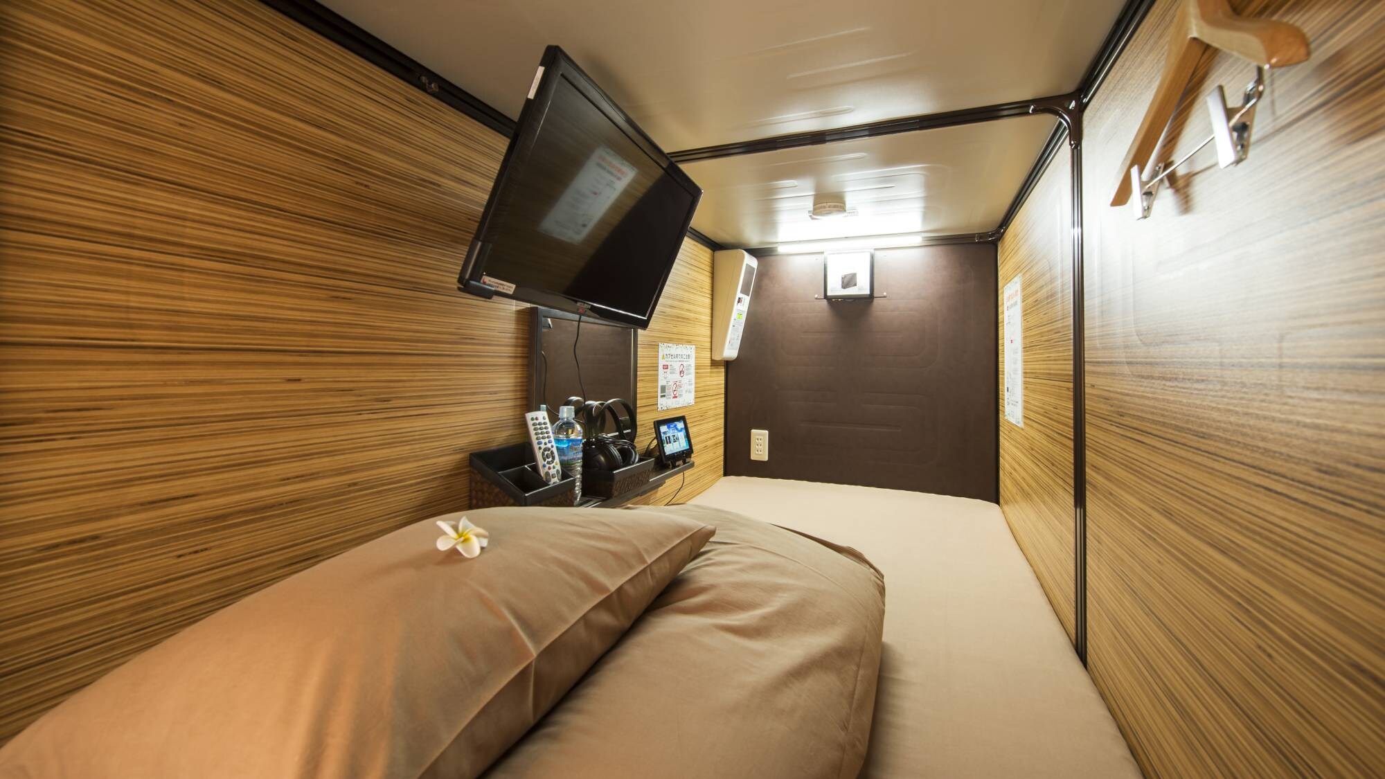 [Kamar Kapsul] Kapsul memberikan istirahat yang nyaman dengan tempat tidur asli domestik murni dan kasur tebal