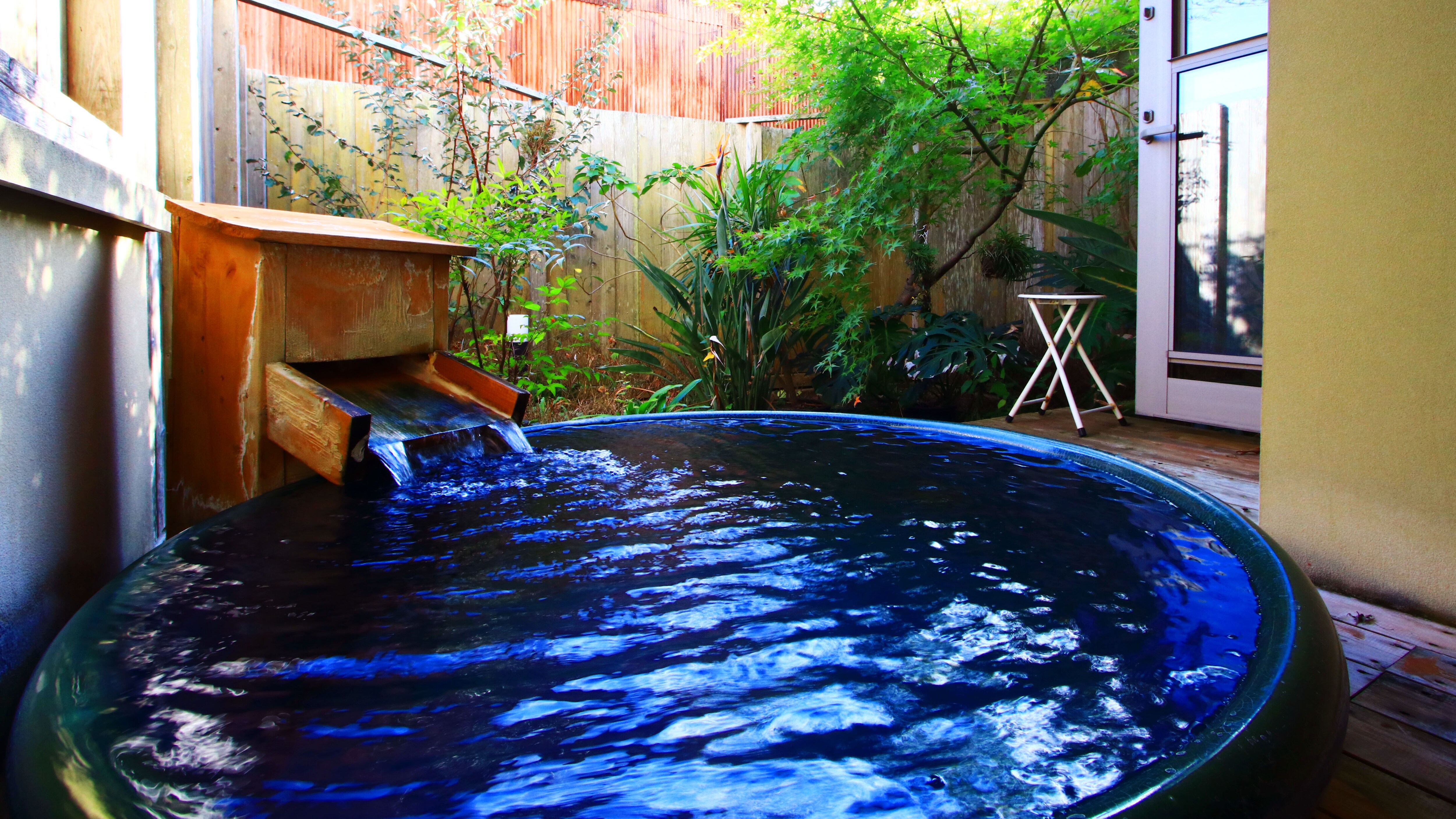 Open-air bath: surrounded by a sense of freedom