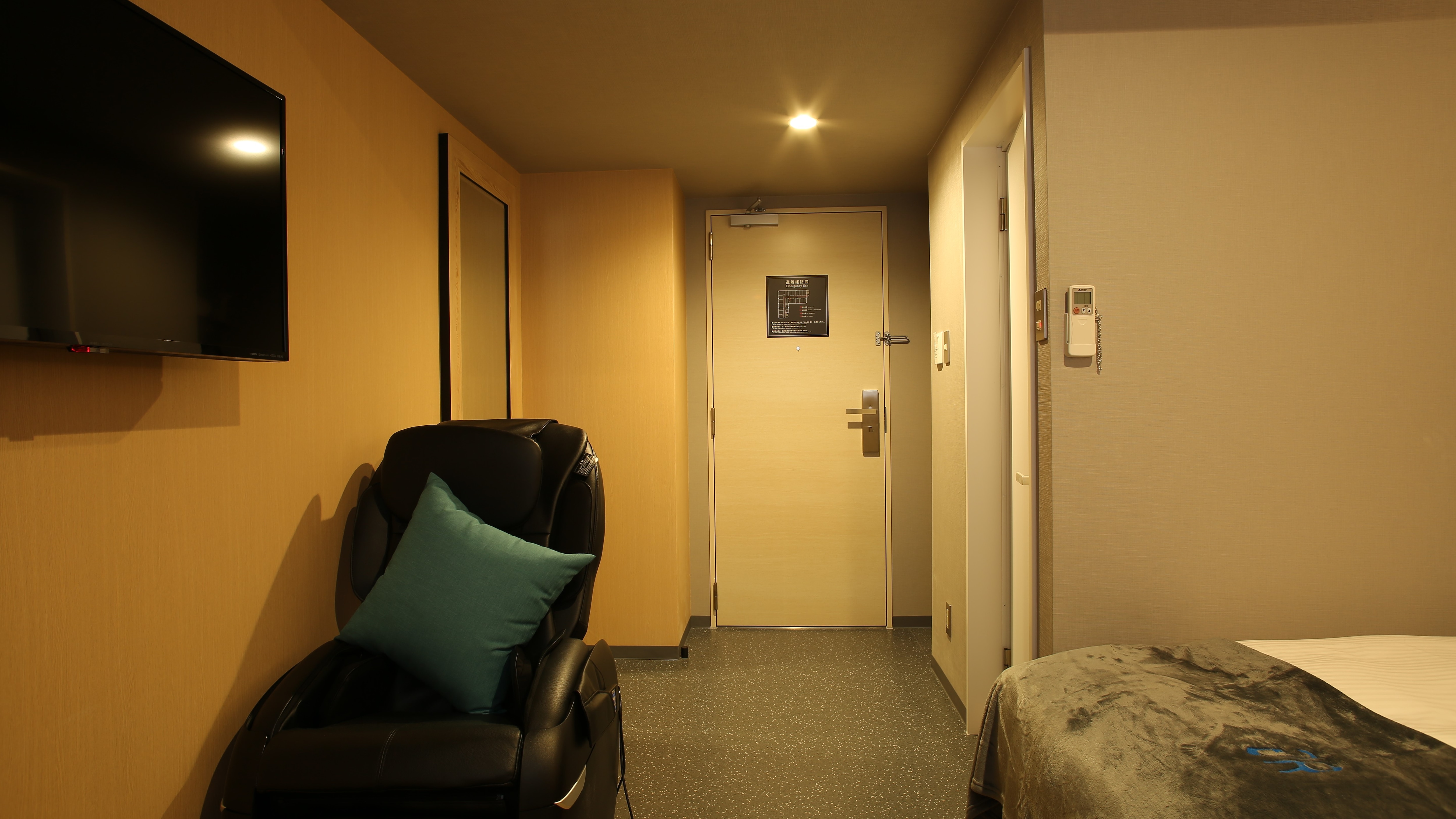 [4F-6F] Premium single with massage chair (18㎡, double bed 140CM)