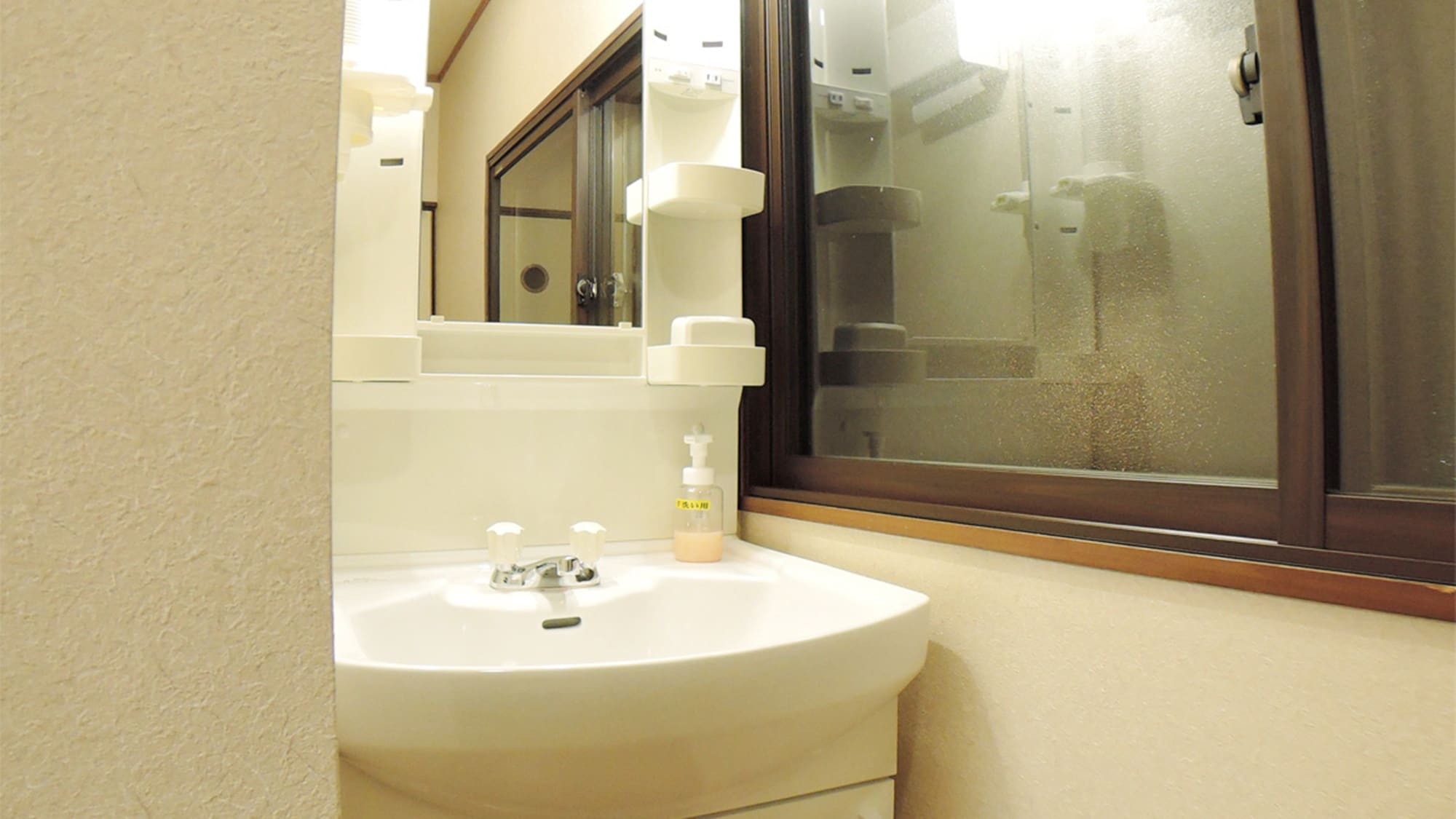 *Example of a 10 tatami Japanese-style room/Washing space in the guest room. You can relax and get ready in your room.