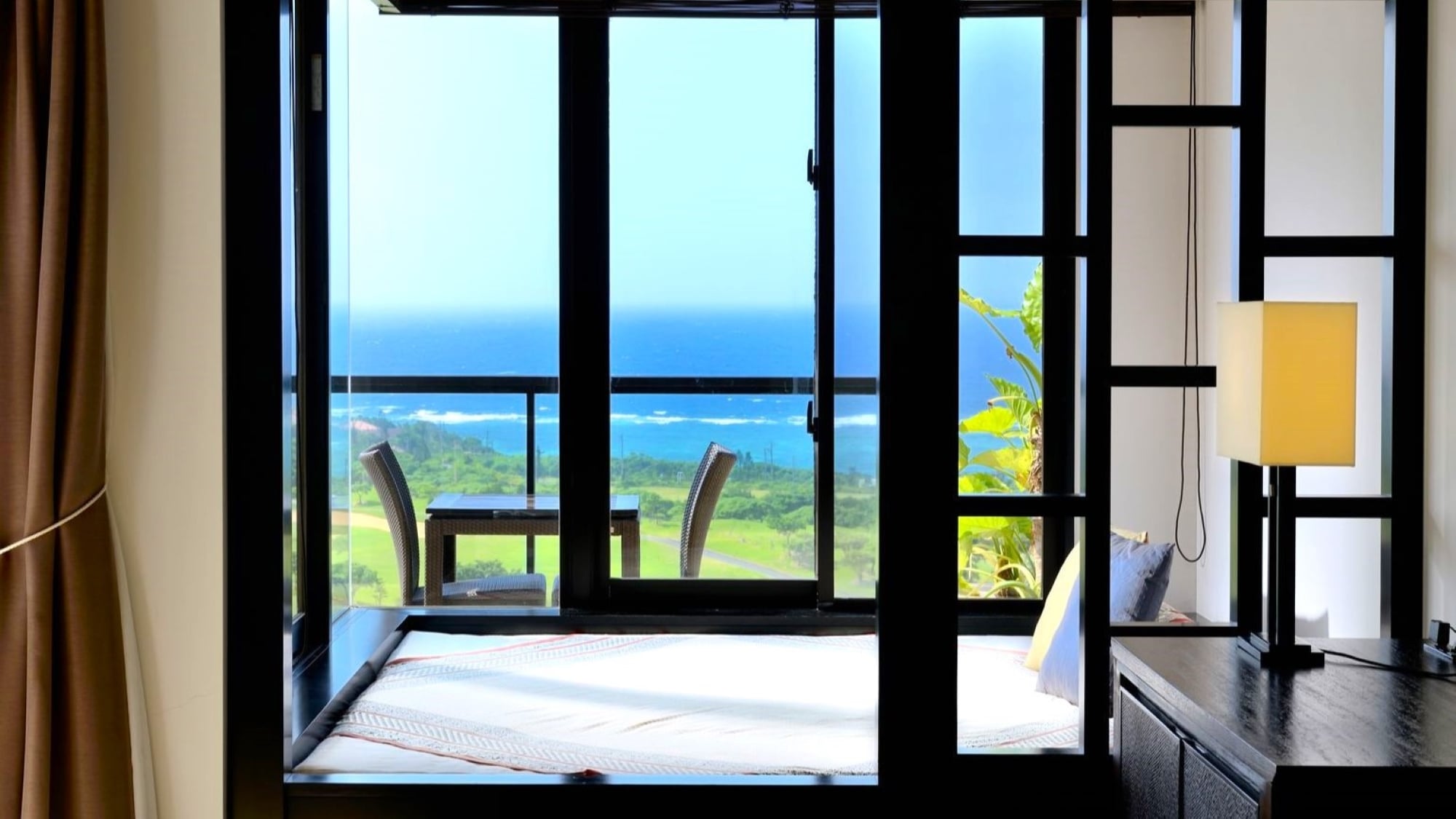 [Pool villa lagoon suite top floor, 4F designation] If you lie on the day bed by the window, you can see the blue sea of Miyakojima