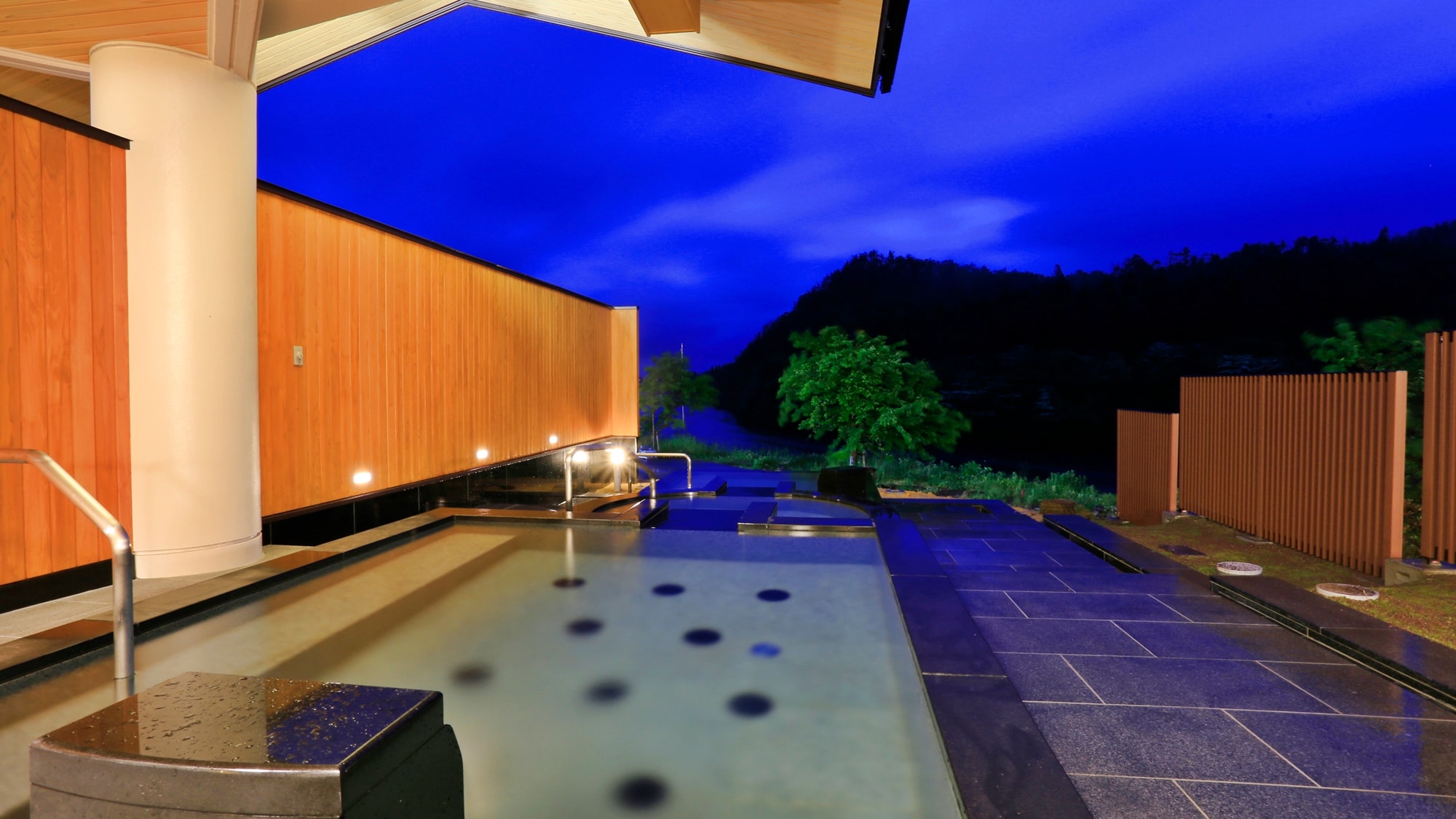 * (Night) Open-air bath