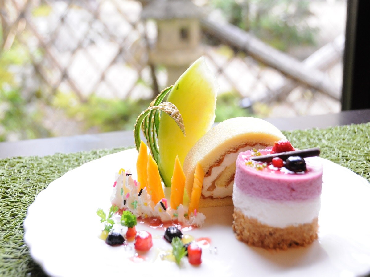 An example of a dessert plate