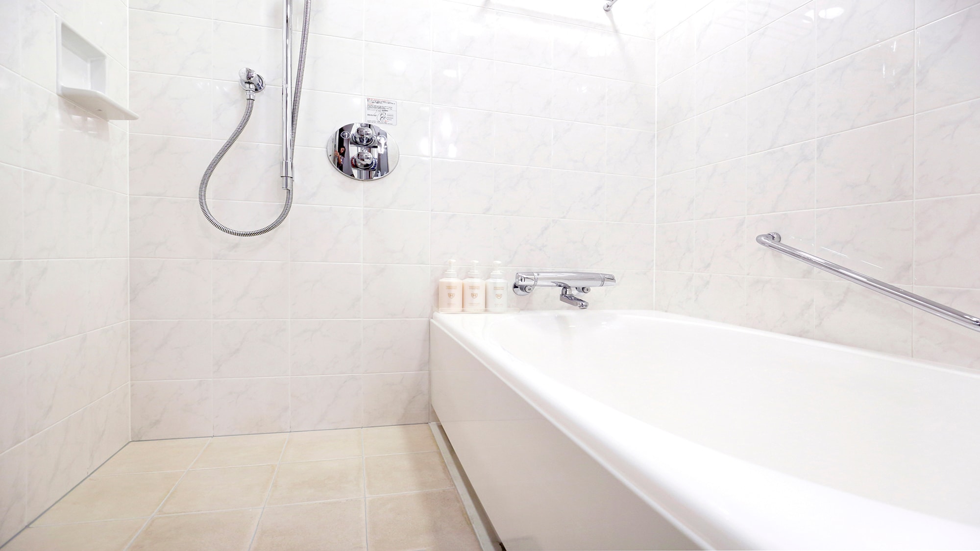 ■Bathroom *Comfort Single rooms have a shower booth only.