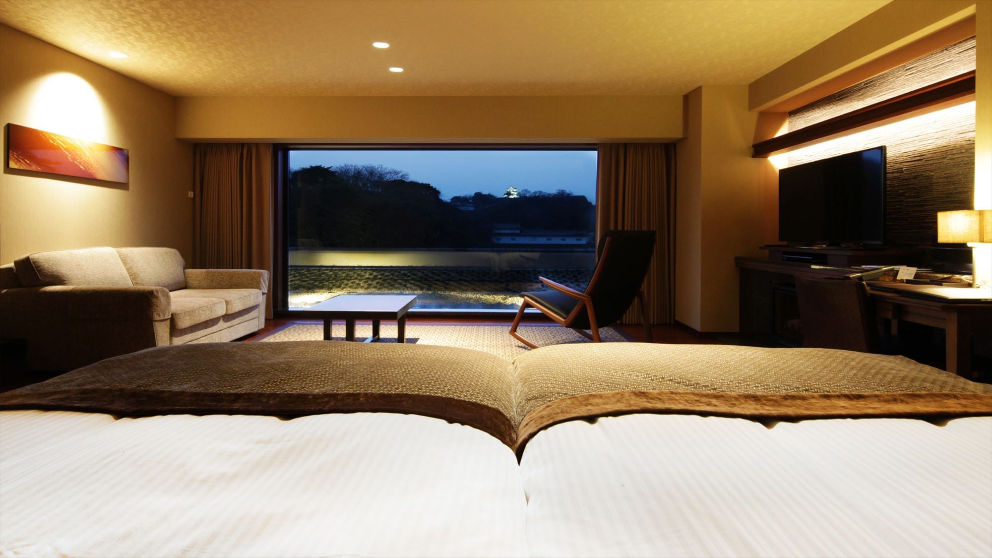 Kamar dengan bathtub semi-terbuka yang menghadap ke Kastil Hikone. Silakan nikmati relaksasi yang elegan di ruang berkualitas tinggi.