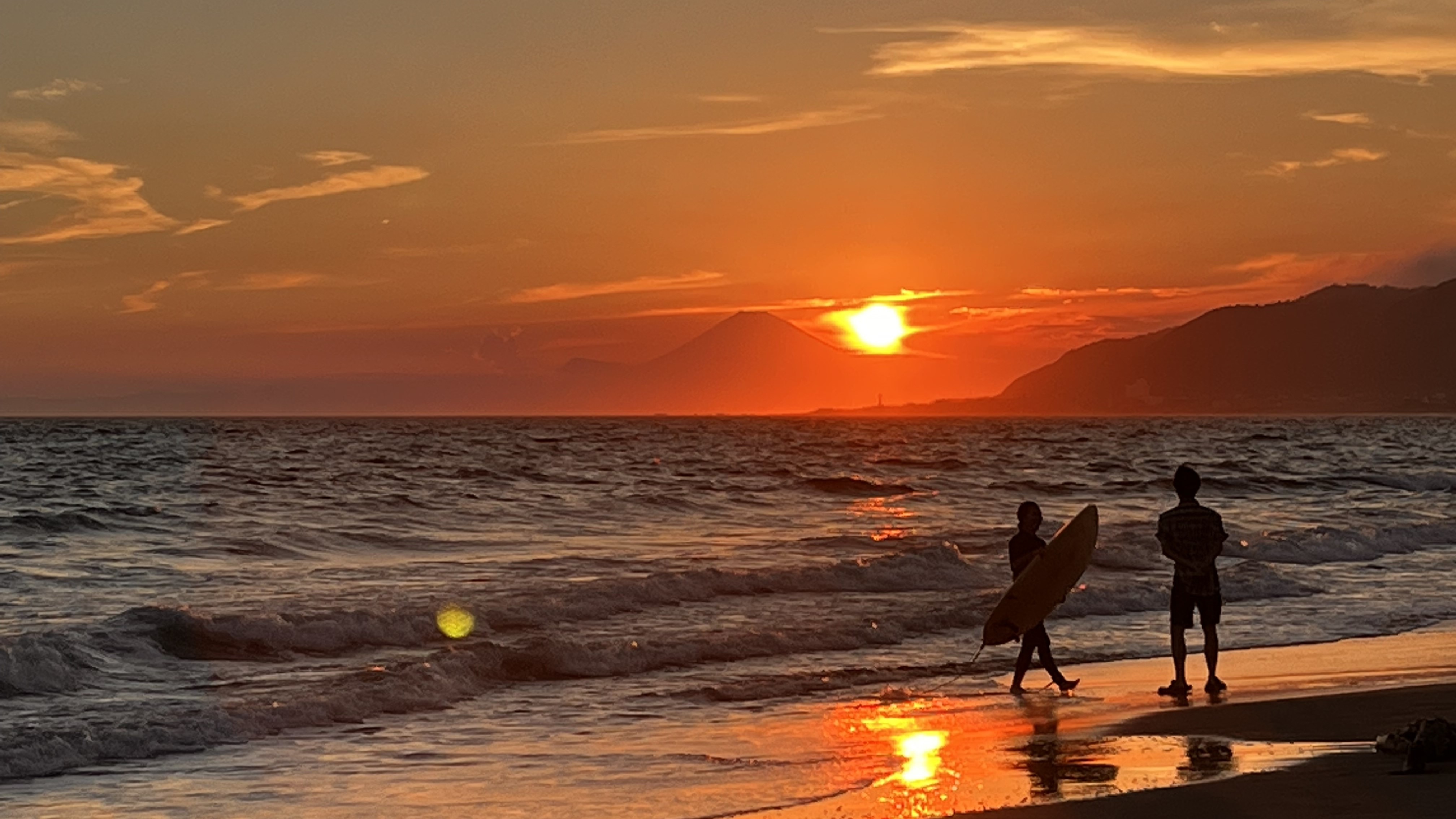 The view of Mt. Fuji from Heisaura Beach at dusk is fantastic.
