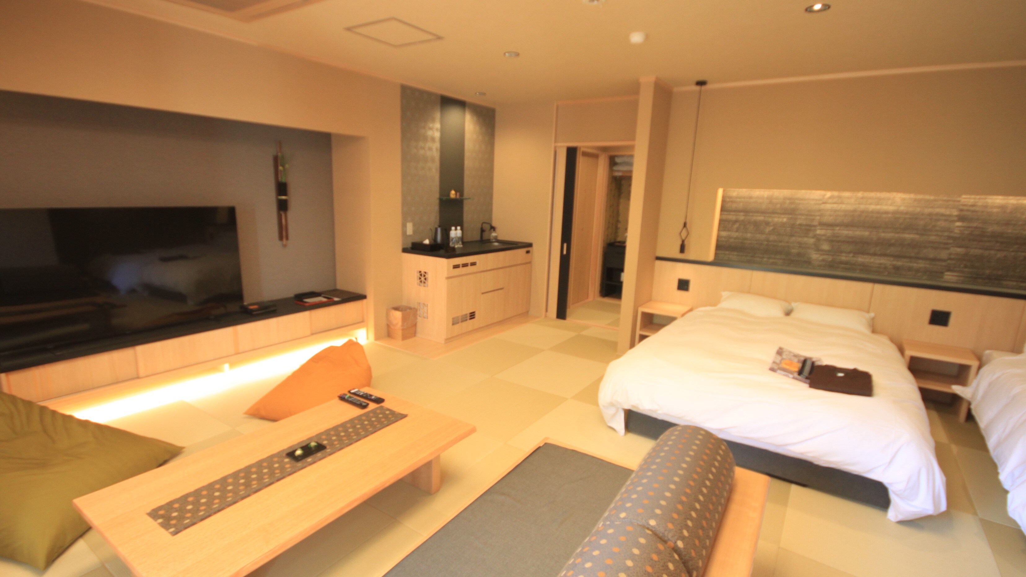 ห้องเตียงแฝดทันสมัยสไตล์ญี่ปุ่นพร้อมอ่างอาบน้ำกึ่งเปิดโล่ง
