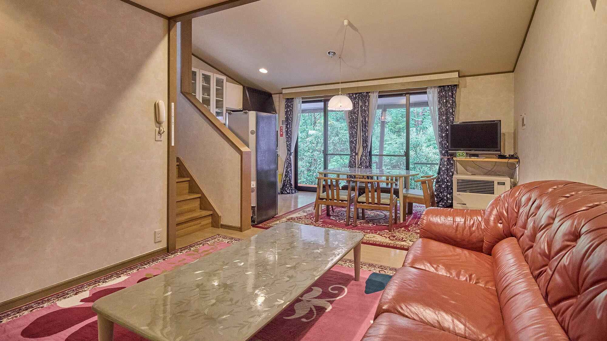・[Shion Niji] A standard cottage with a comfortable atmosphere. Please relax on the sofa.