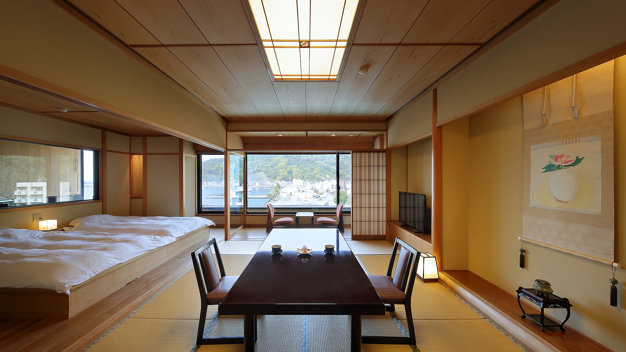 Japanese-Western room with half open-air bath, 12 tatami mats "Flower/Sea"