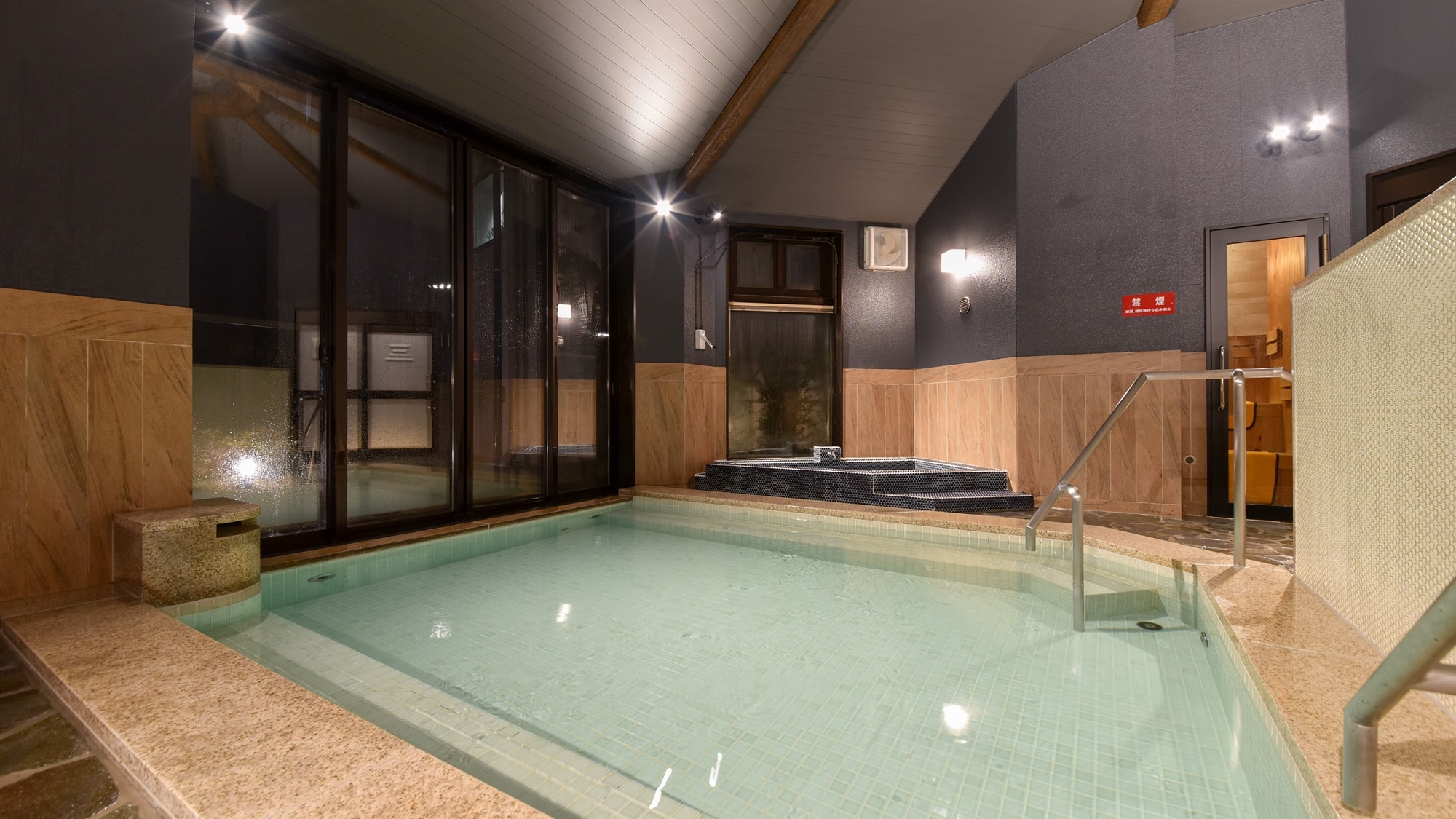 * [Large public bath/men only (night)] You can stretch your arms and legs and relax in the bath.