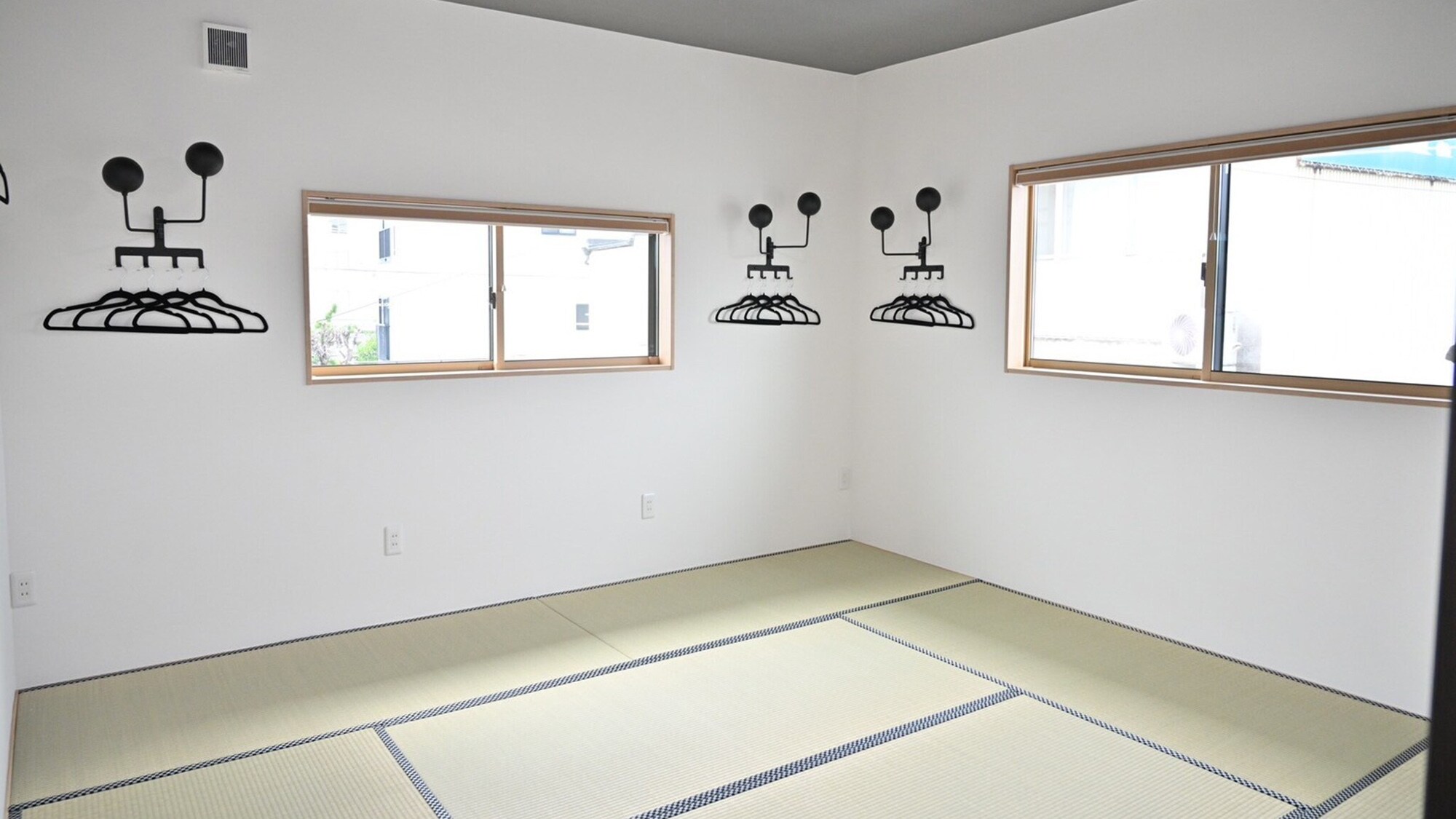 ・【日式房間】牆上還設有安全帽掛鉤。即使多人騎乘也能舒適入住。