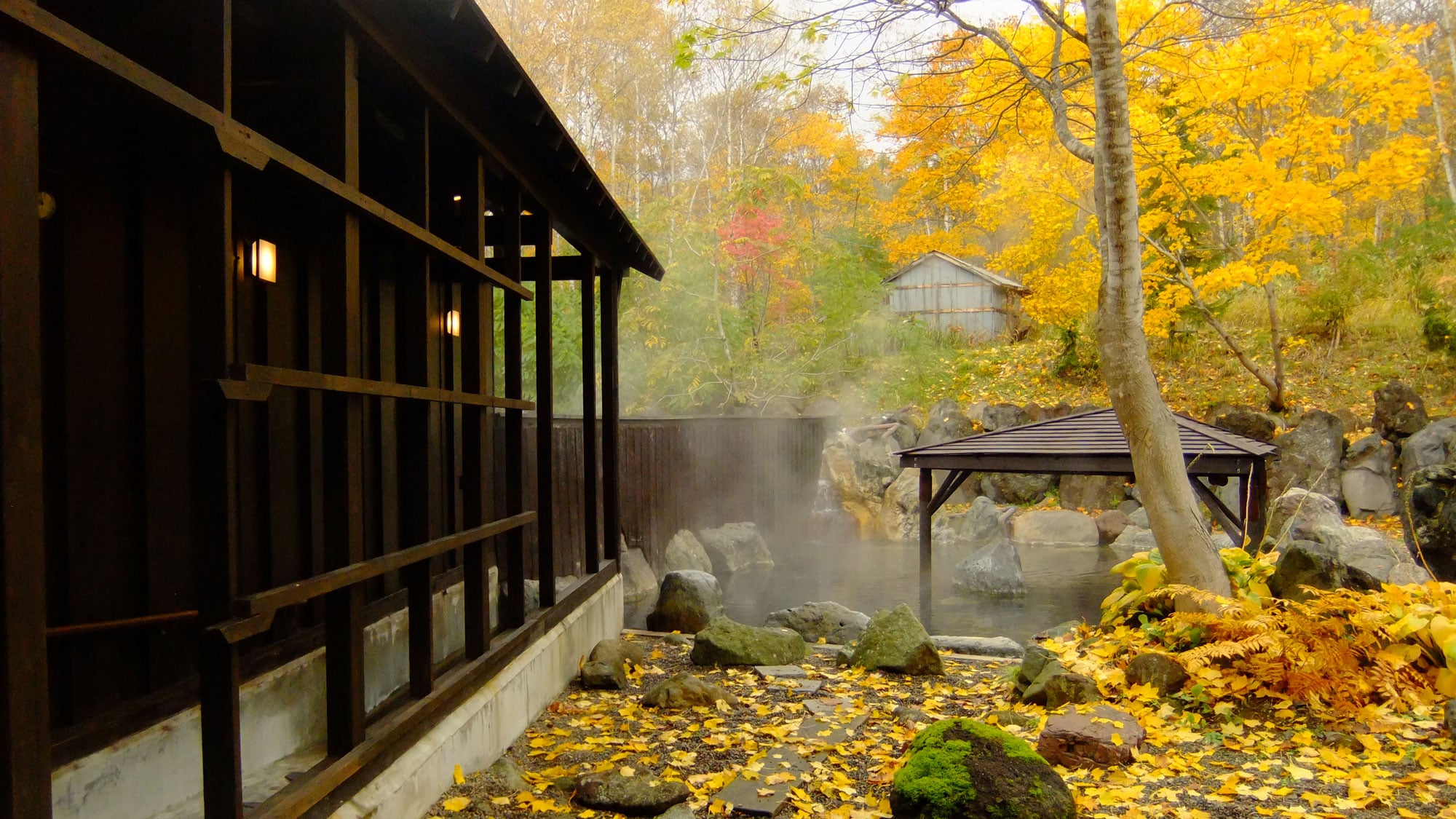 Autumn open-air bath where you can enjoy the autumn leaves