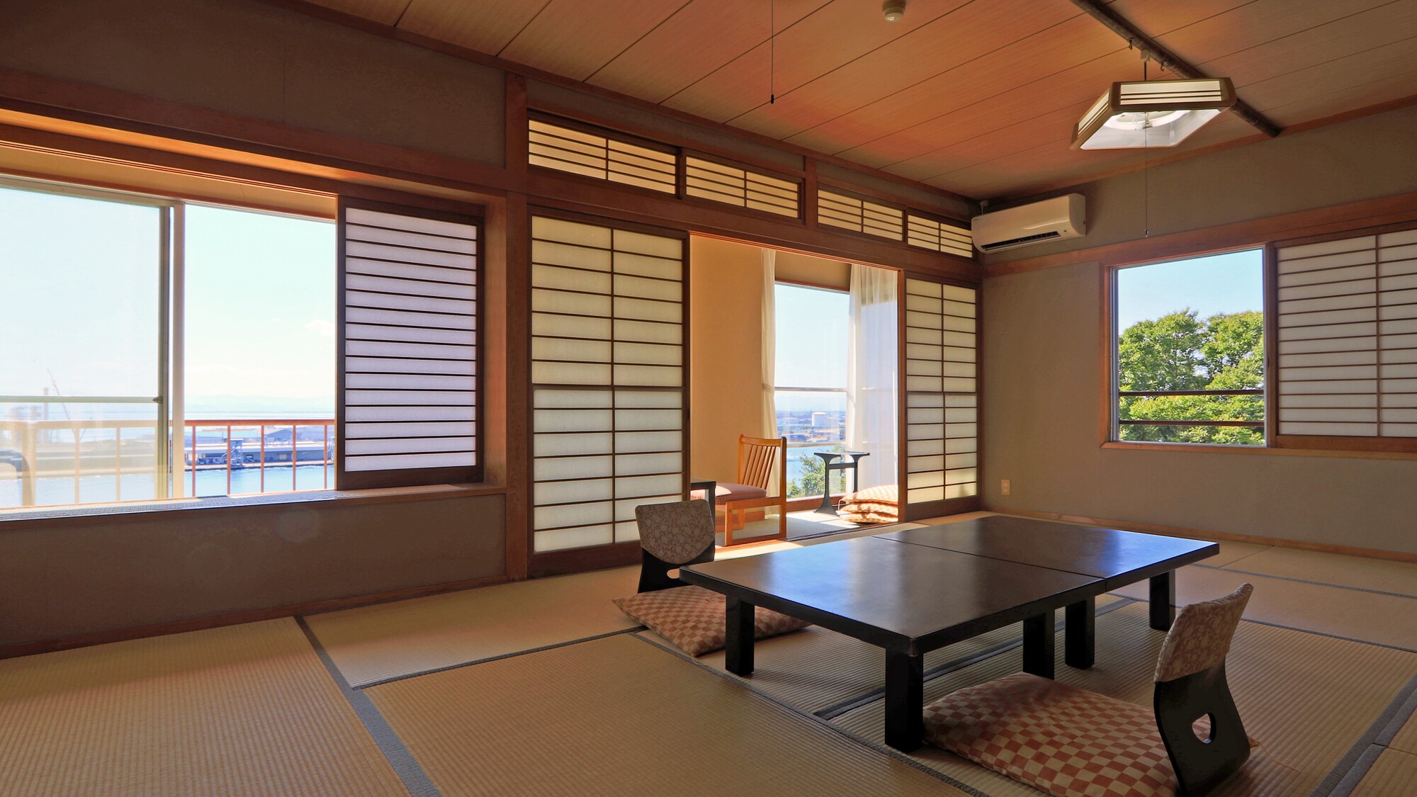[10 tatami Japanese-style room] Relax while listening to the sounds of the ocean