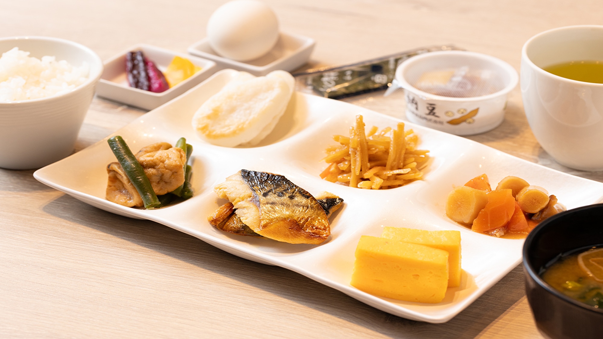 Image of a Japanese breakfast buffet (16:9)