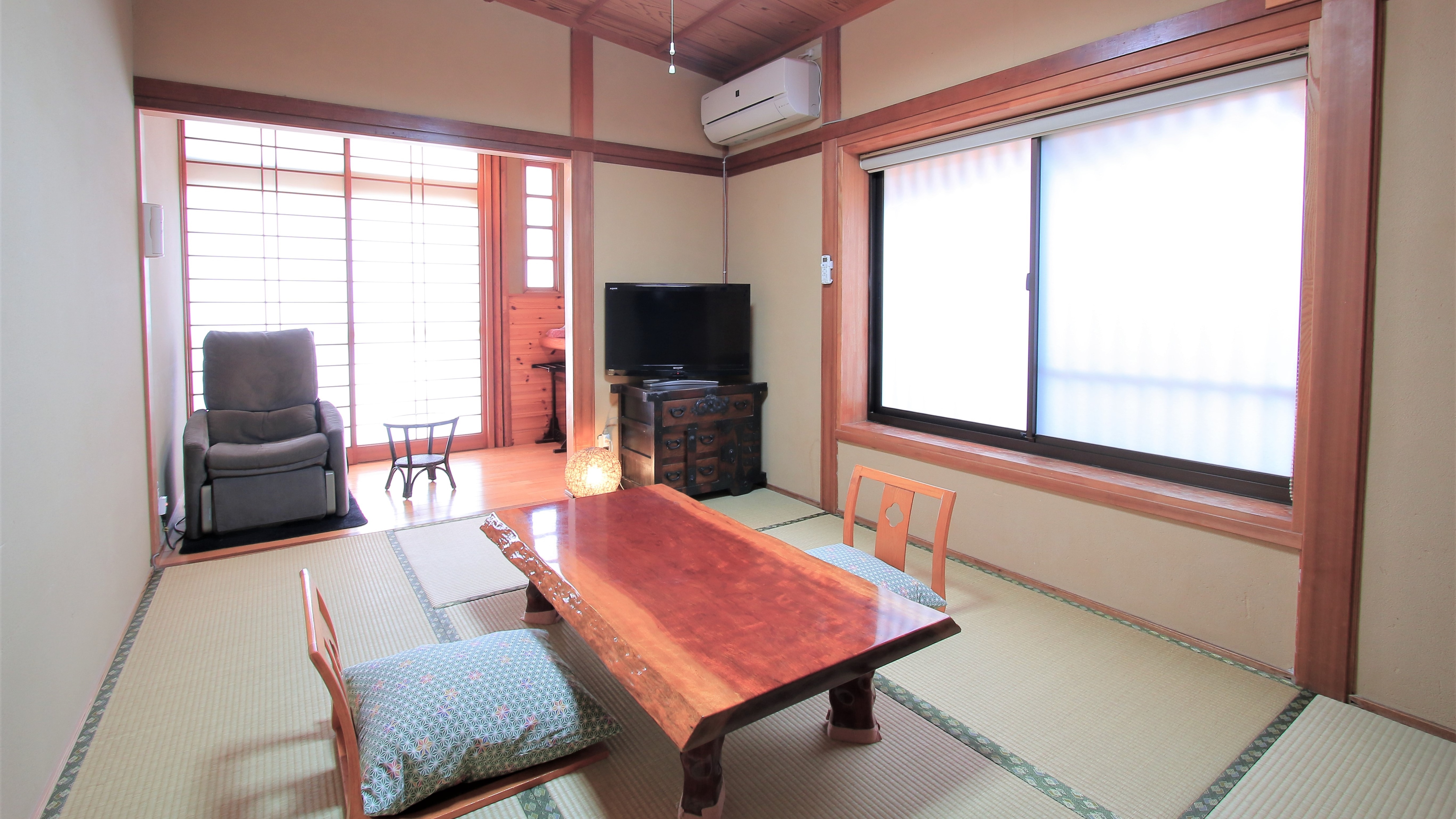 Room example E (without toilet wash basin) Approximately 5m from the room to the toilet wash basin