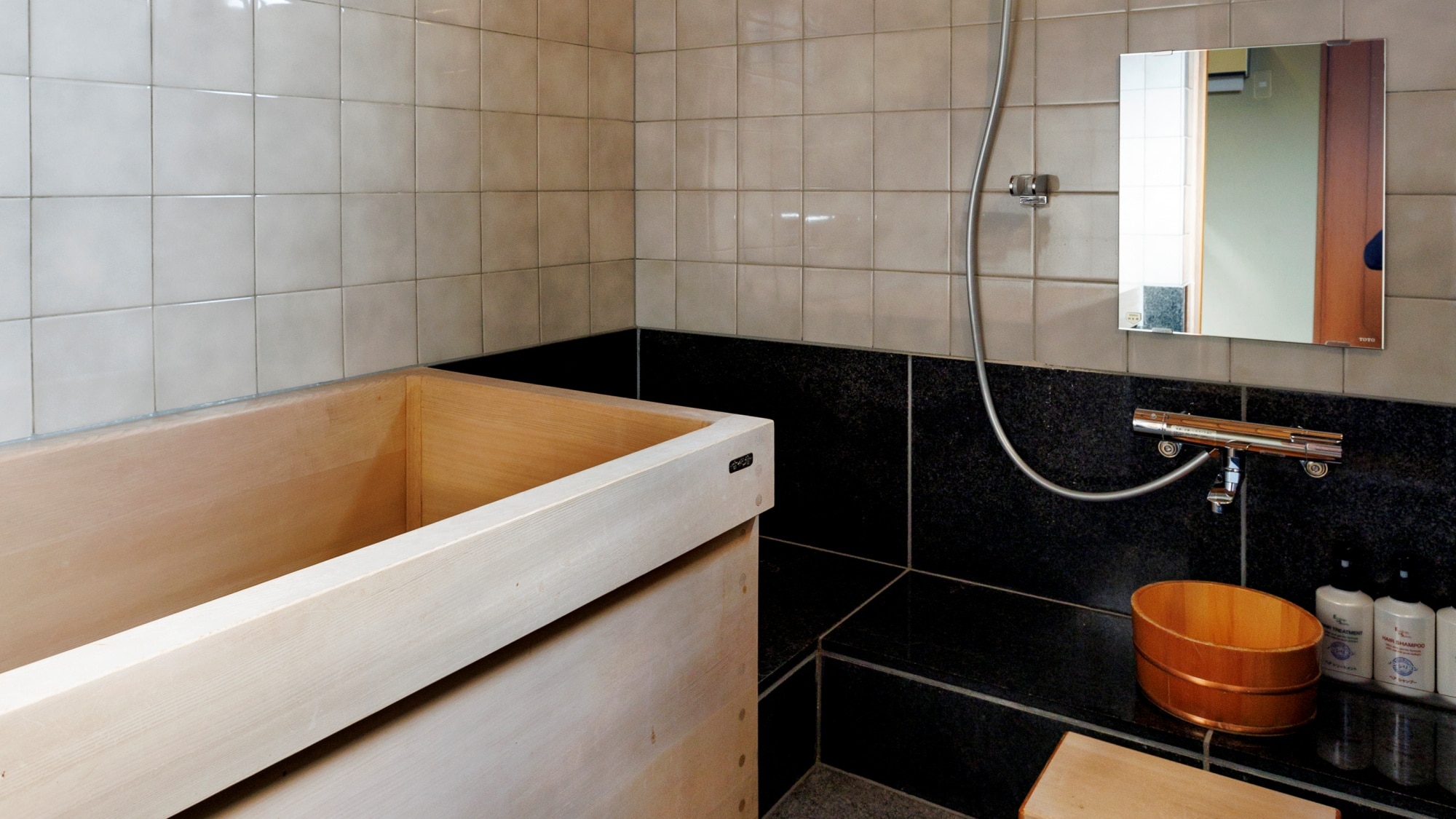 [Special room] Enjoy a relaxing bath in the bathtub with the soothing scent of wood.