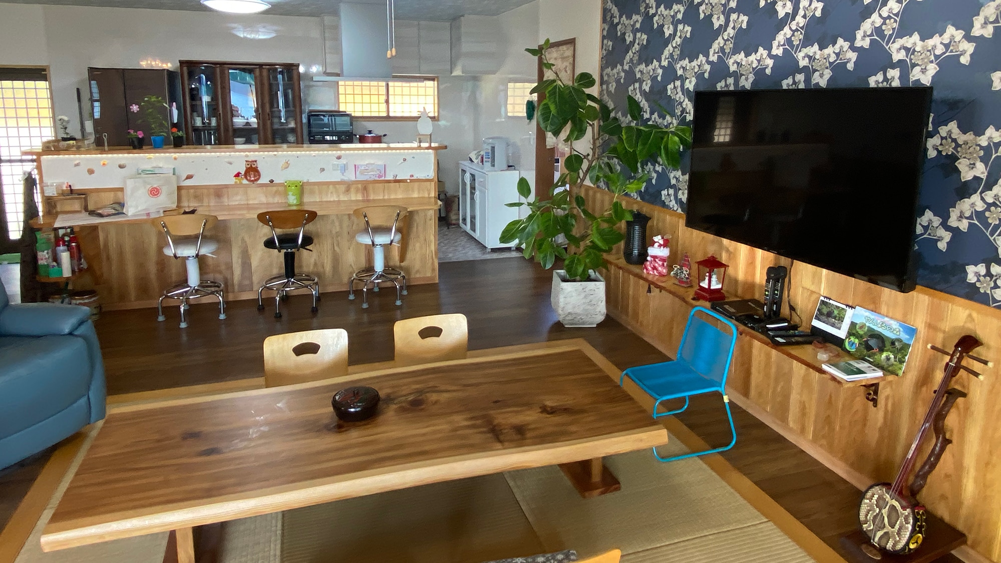 * [Room (Living room)] Everything you need is provided, so you can live like you're living there.