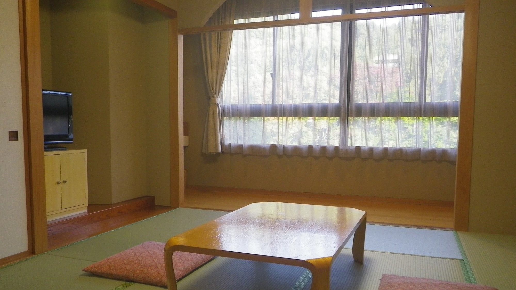 *Kamar bergaya Jepang dengan 8 tikar tatami/Sinar matahari terang masuk ke dalam ruangan. Silakan luangkan waktu Anda.