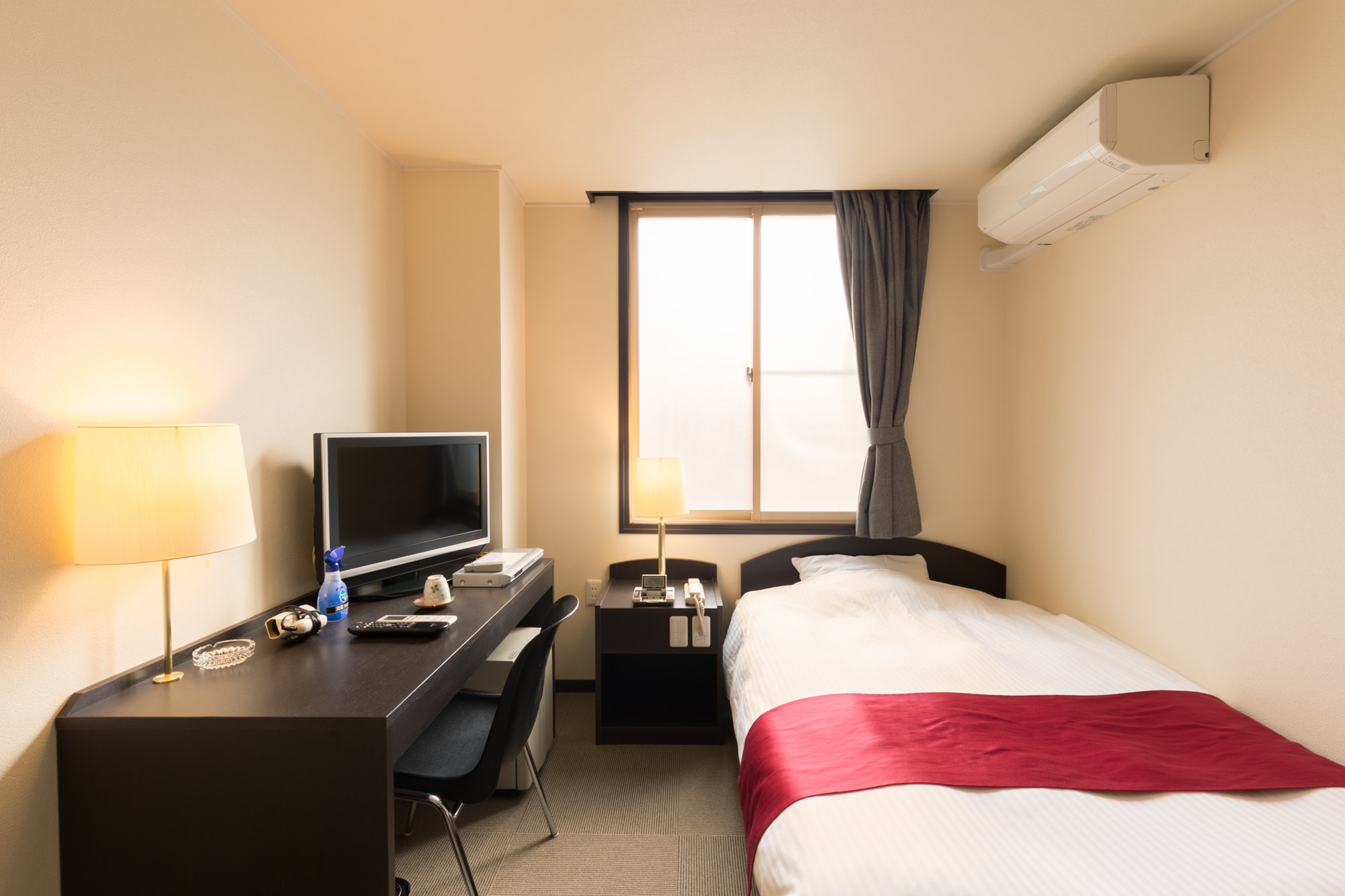 Western-style single room (semi-double bed)