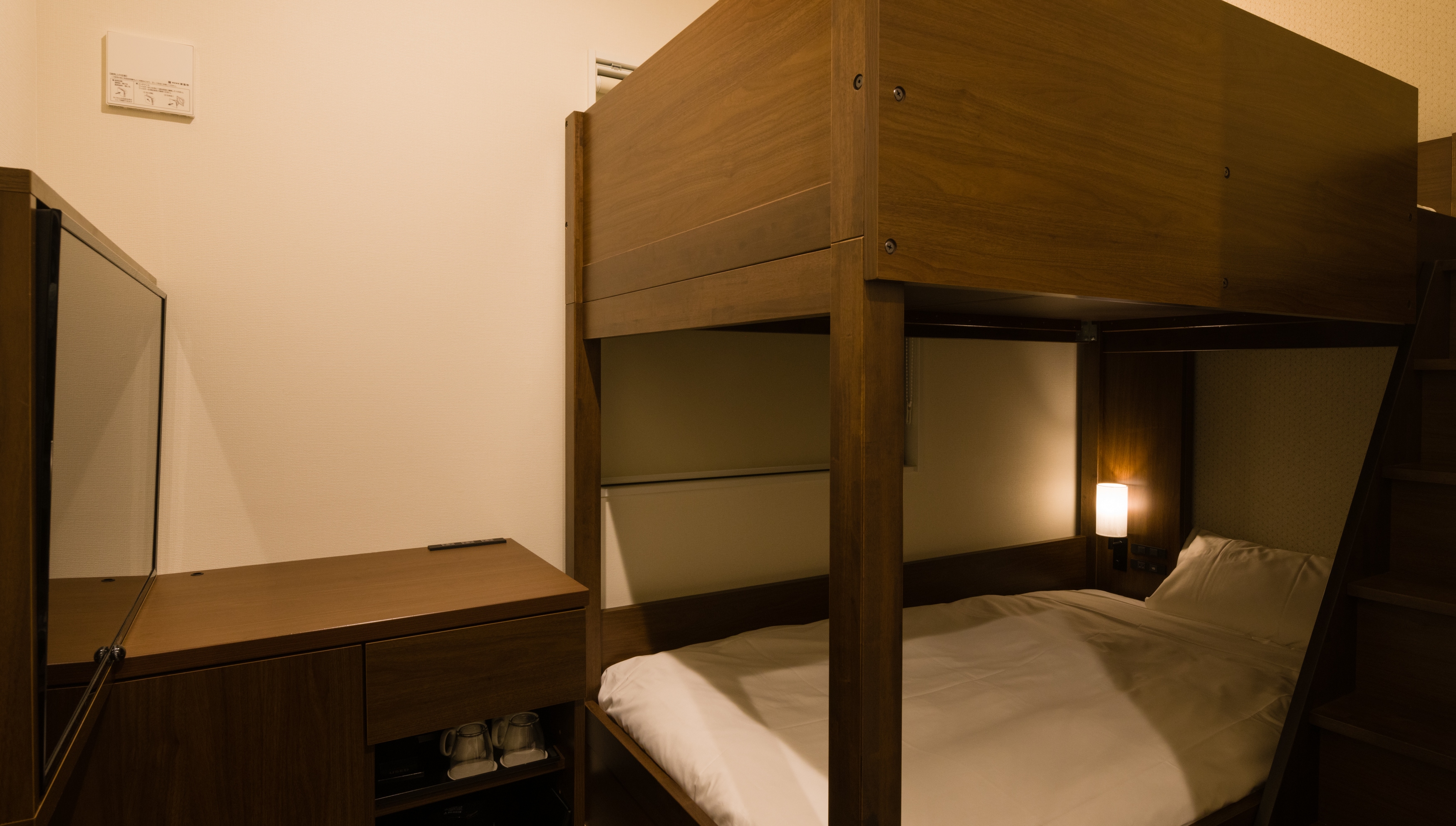 双层双人床 (2 张双层床)