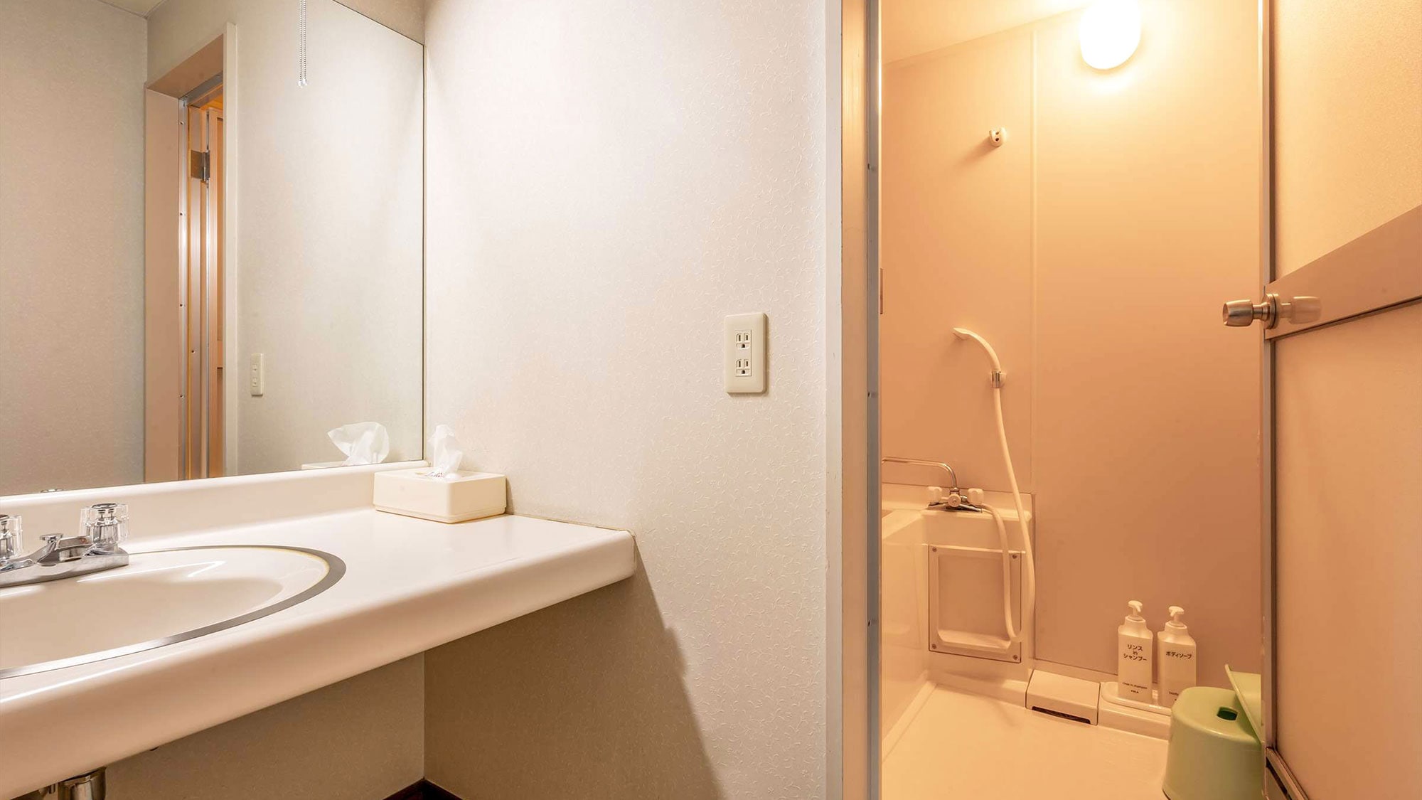 ・[Japanese-style room with 10 tatami mats] Comes with a private bathroom. The large mirror makes it comfortable to get ready.