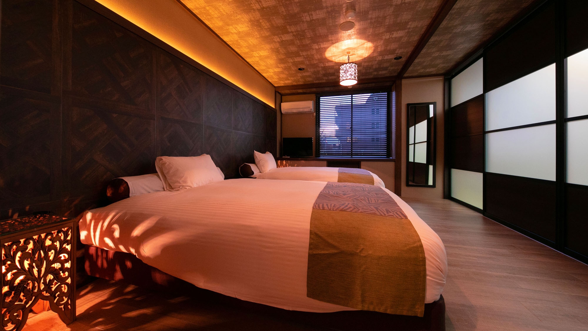 ■Renovated Japanese-Western Room■A spacious Japanese-Western room for families consisting of a 10-tatami Western-style room and a 15-tatami Japanese-style room