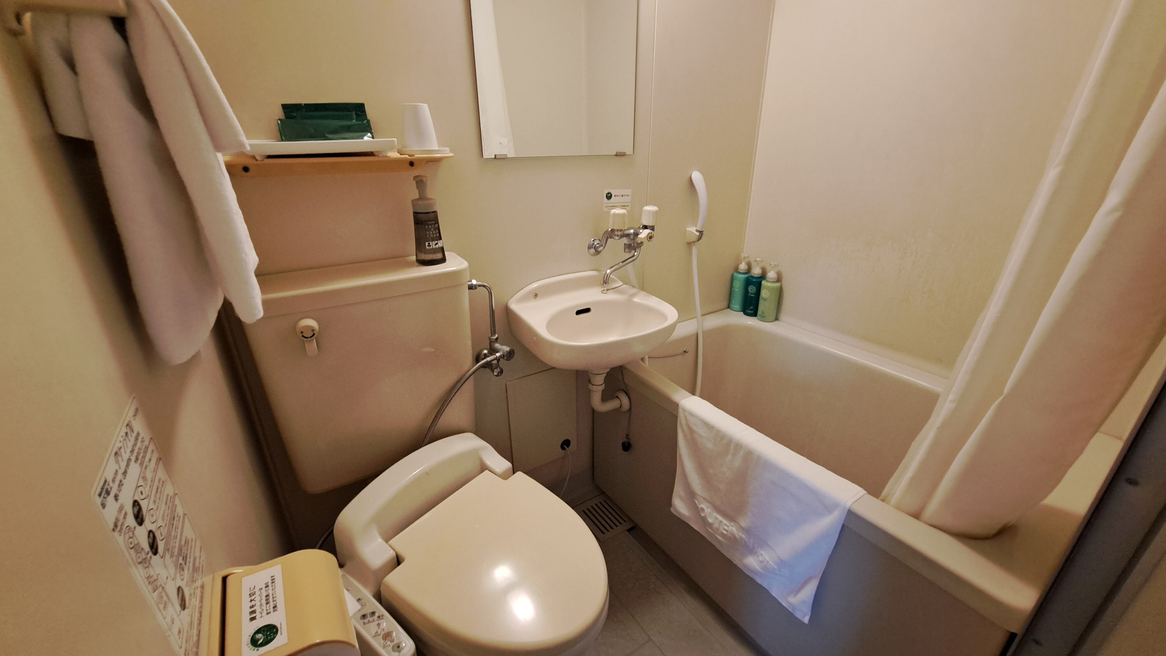 Guest room unit bathroom