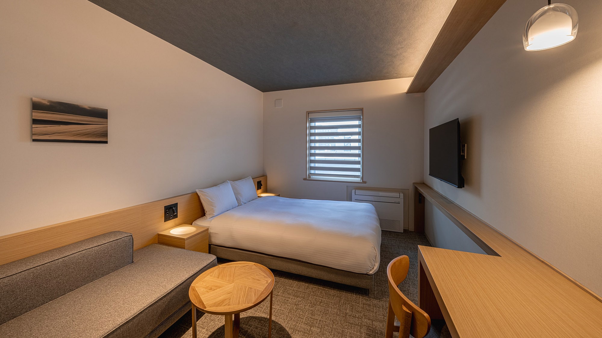 It is also equipped with a working desk, making it ideal for business use. ｜ Superior Double