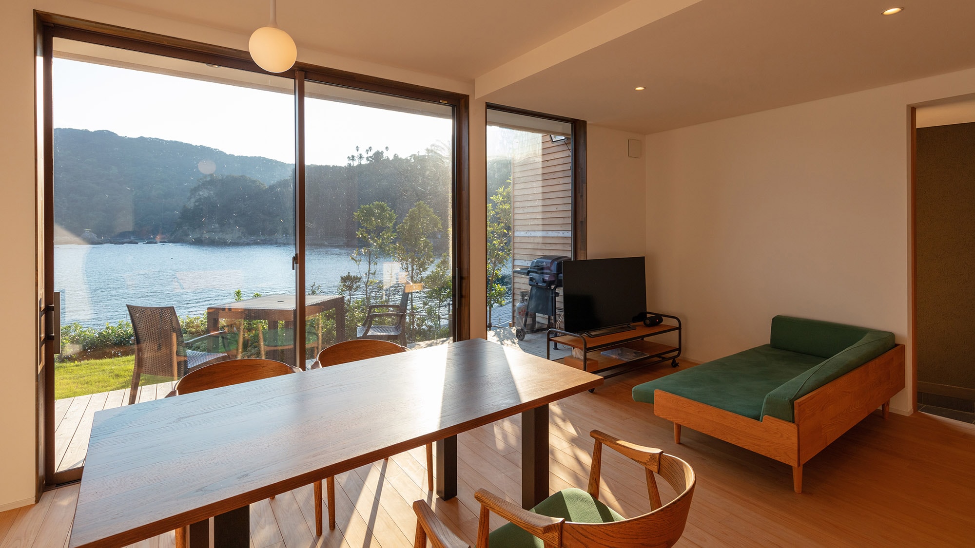 ・[Kabuto A Living/Dining Room] Luxuriously monopolize the ocean view from the large windows