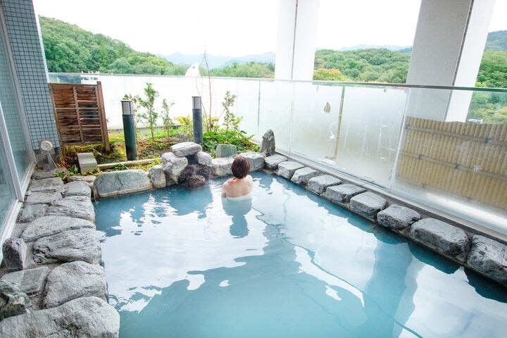 Natural hot springs have a whitening effect on smooth skin.