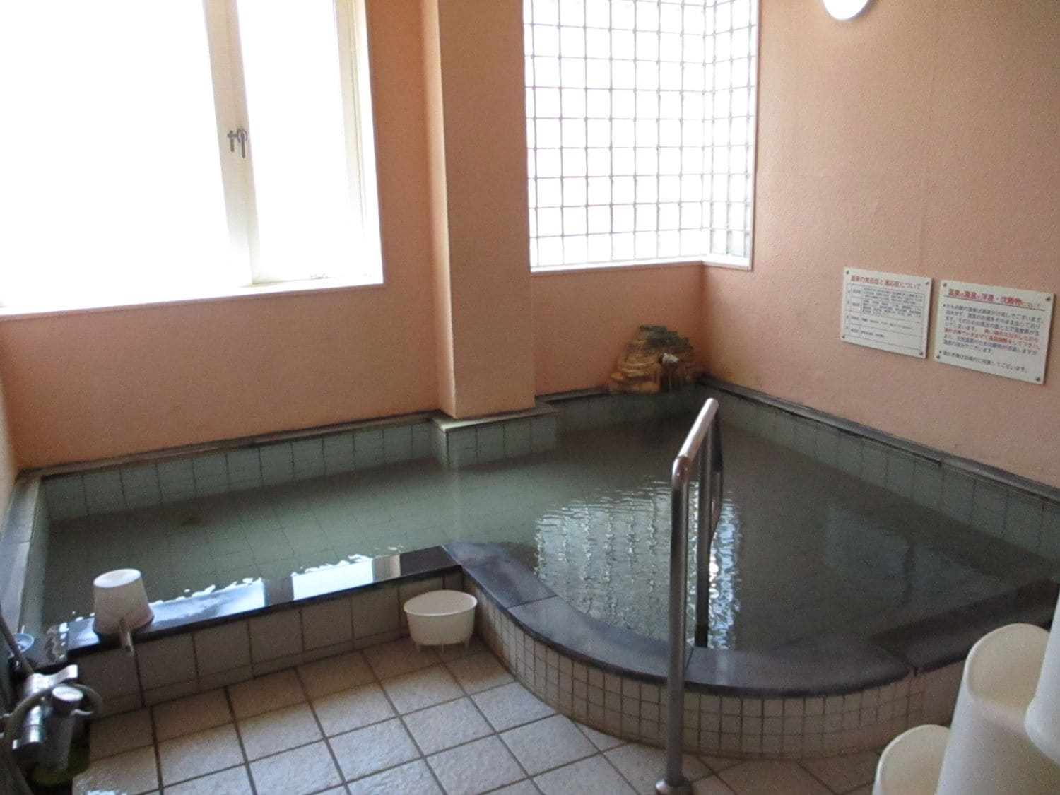 Kamomeyu: Free-flowing hot spring (for men)