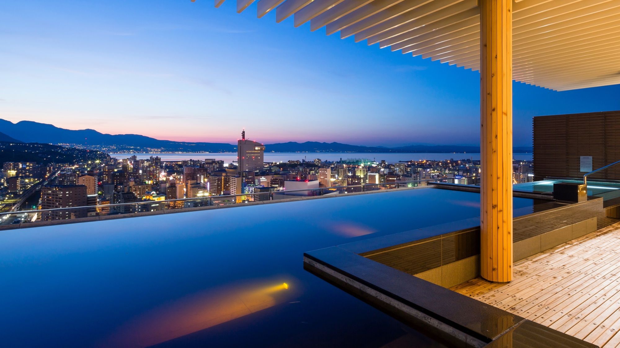 ◆Open-air rooftop bath｜At 80 meters above ground, this is one of the tallest open-air rooftop baths in Japan