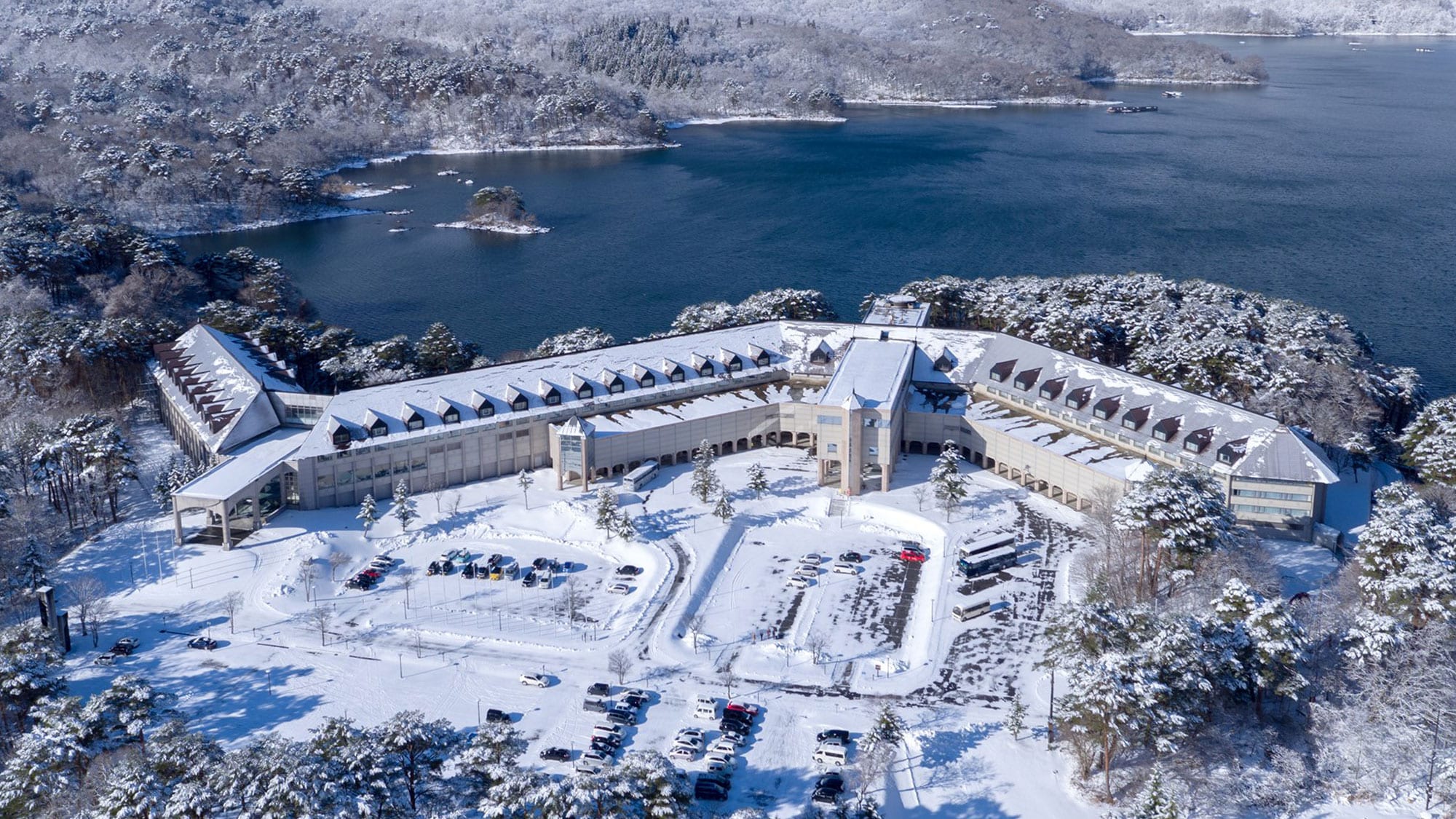 極上パウダースノーが煌めく、白銀の裏磐梯。スキーやワカサギ釣りなど冬限定アクティビティも満載！