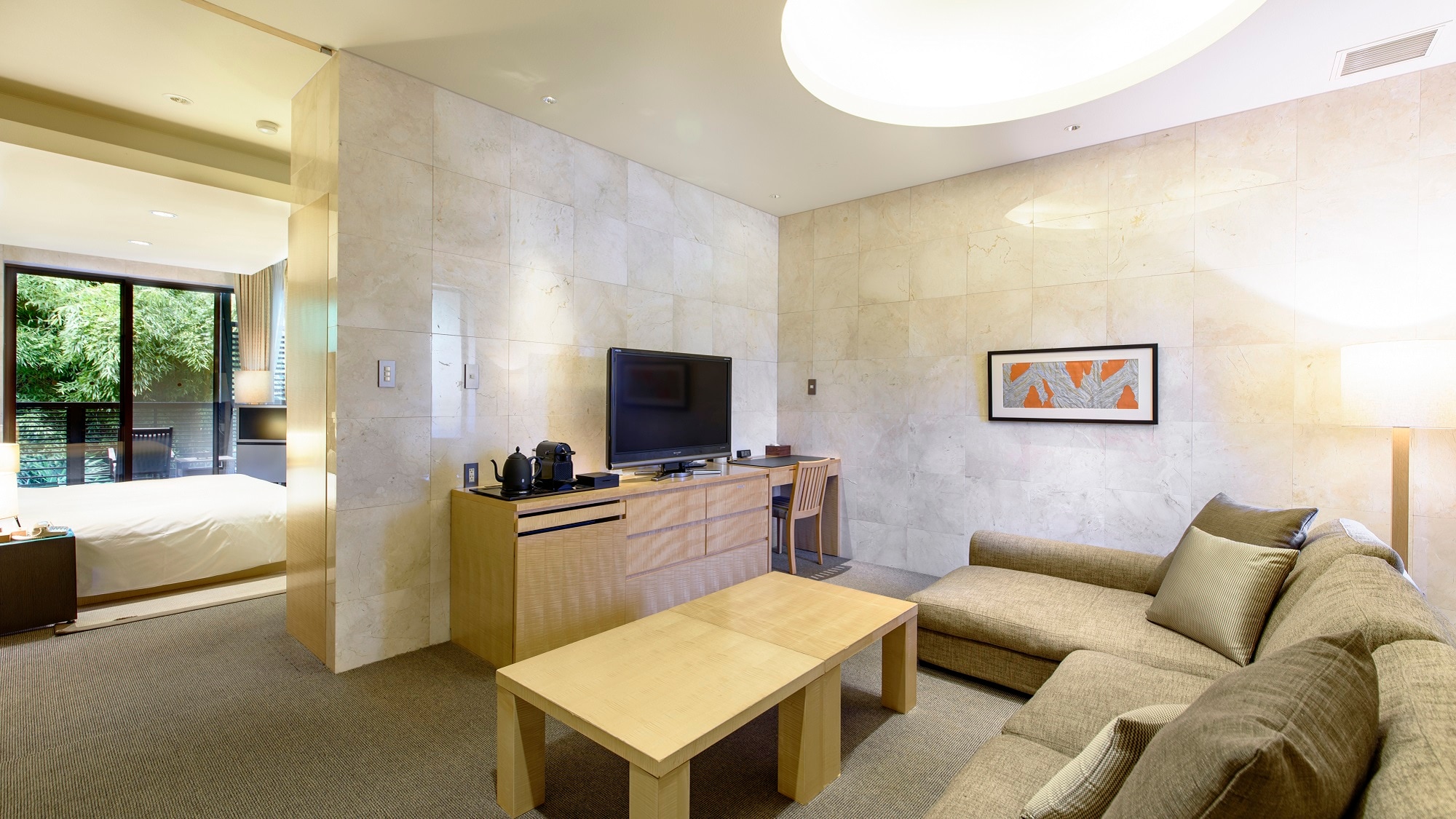 舒适套房（特大床） (示例)