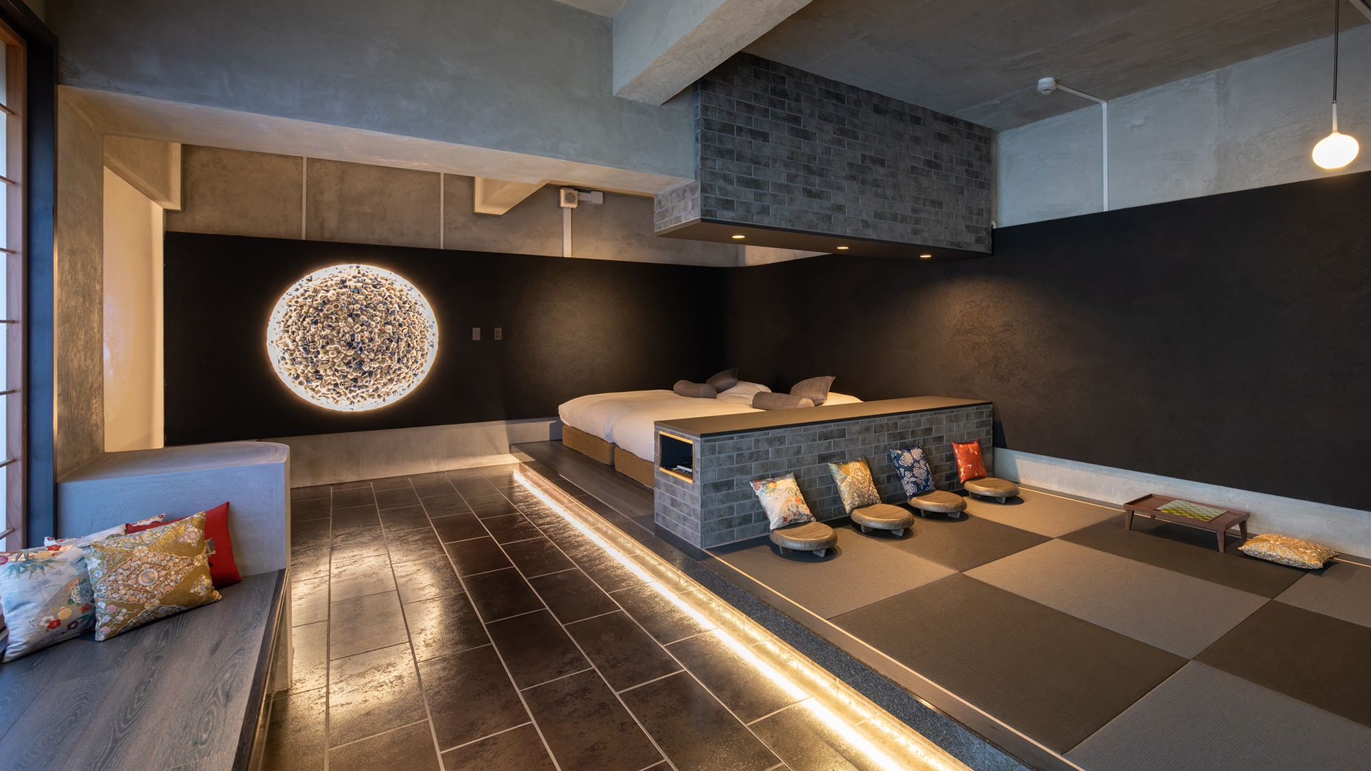 [Platinum Suite -oboro-] Di dinding terdapat seni bulan yang terbuat dari tembikar Ureshino dan potongan tembikar Hizen Yoshida.