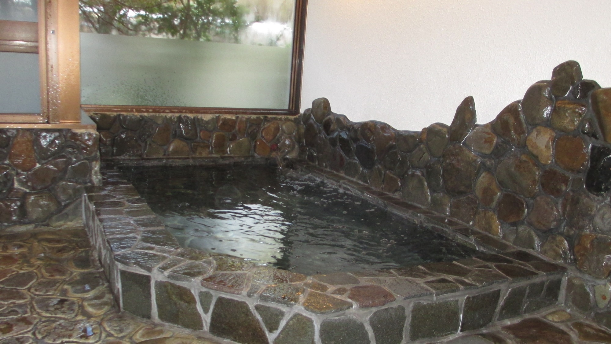 ※【大浴場（男浴場）】黏稠的水質對肌膚溫和，保濕效果極佳！