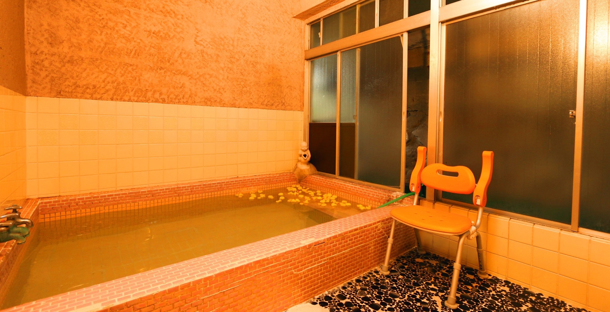 A bath with natural Usami Onsen hot spring water flowing directly from the source. Can be rented for free.