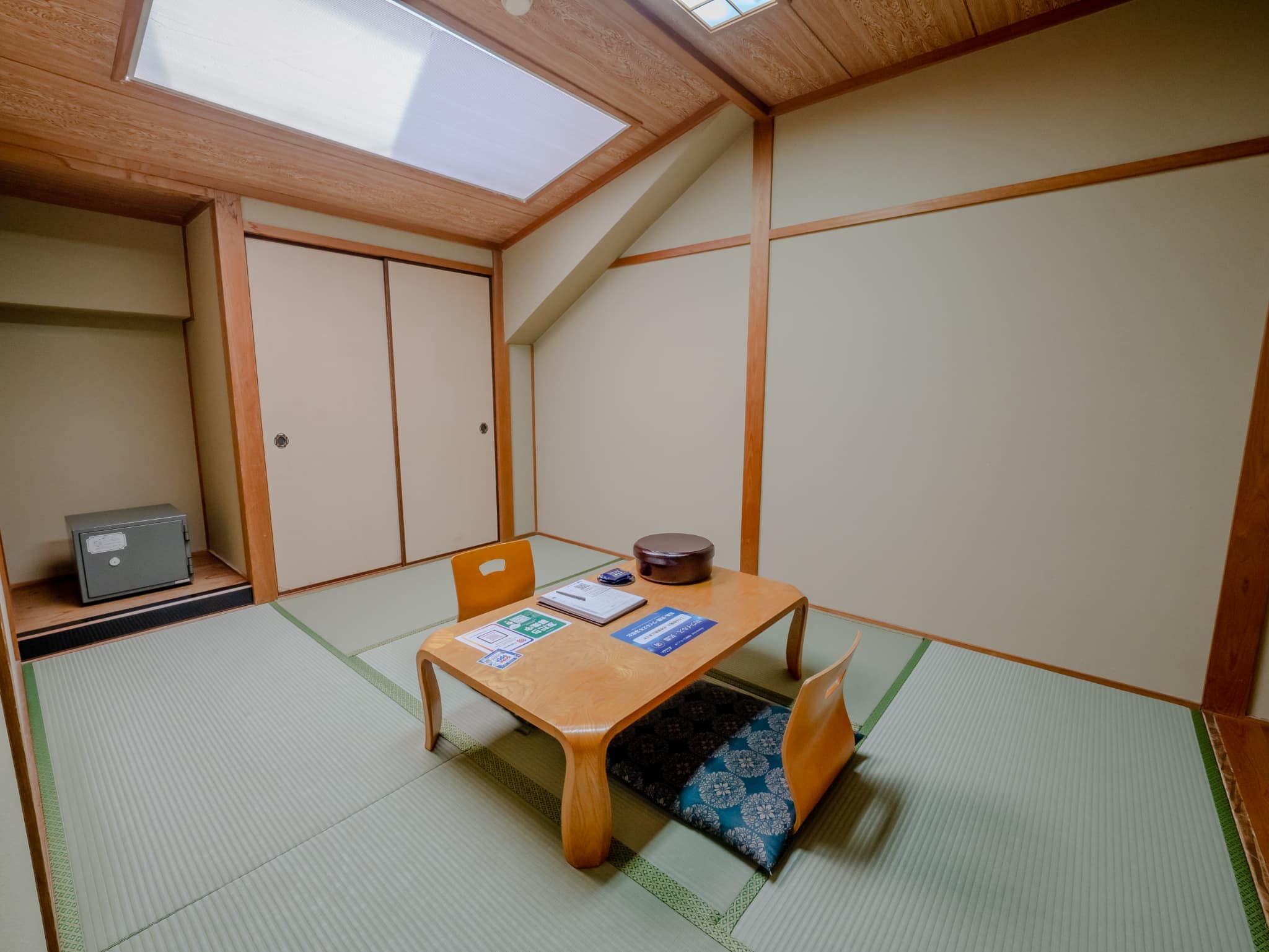 [Smoking] Japanese-Western style room