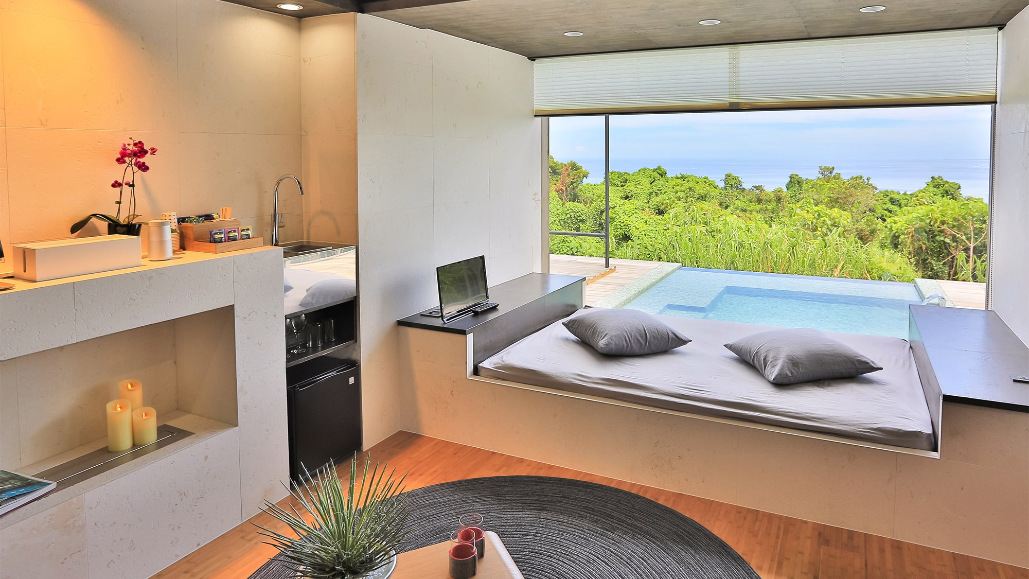 ・A spacious living room with a great view from the large windows!