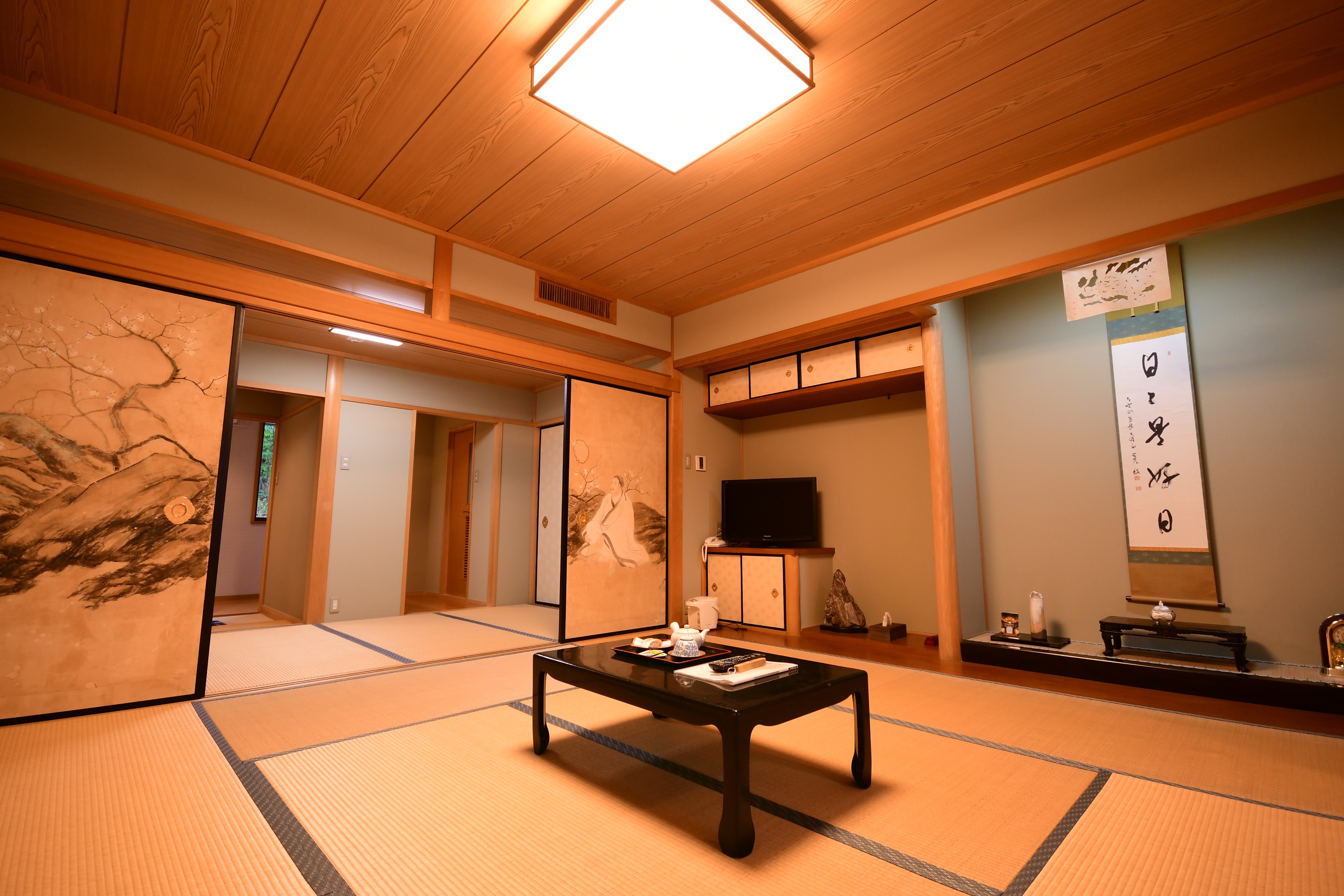 Example of a Japanese-style room (12-14 tatami mats) facing the garden (toilet, air conditioner, Wi-Fi)