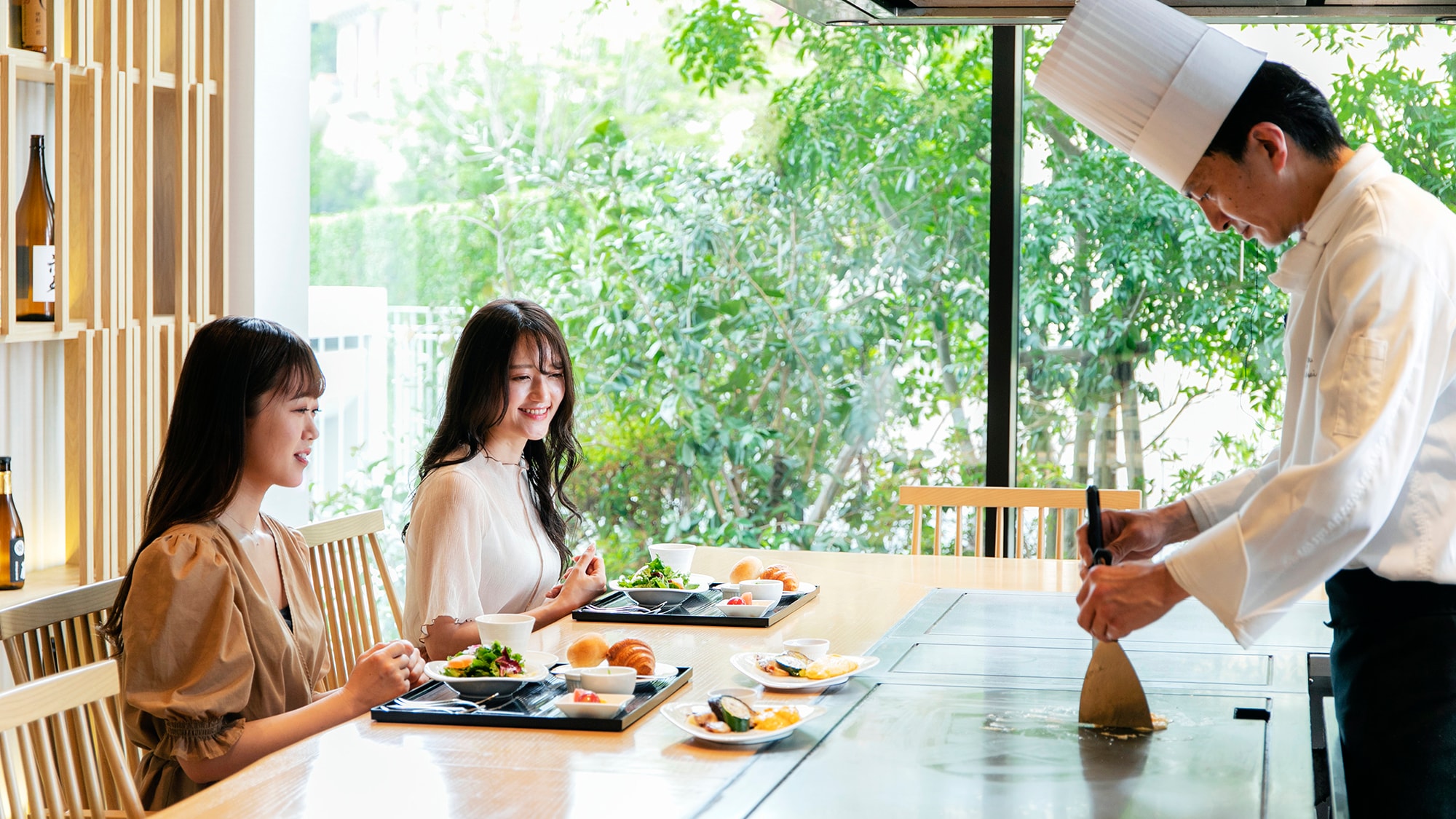 아침 식사는 선택할 수 있는 3종의 코스와 다채로운 일품요리. 눈앞에서 조리되는 「갓 만든 접시」를 즐겨 주세요